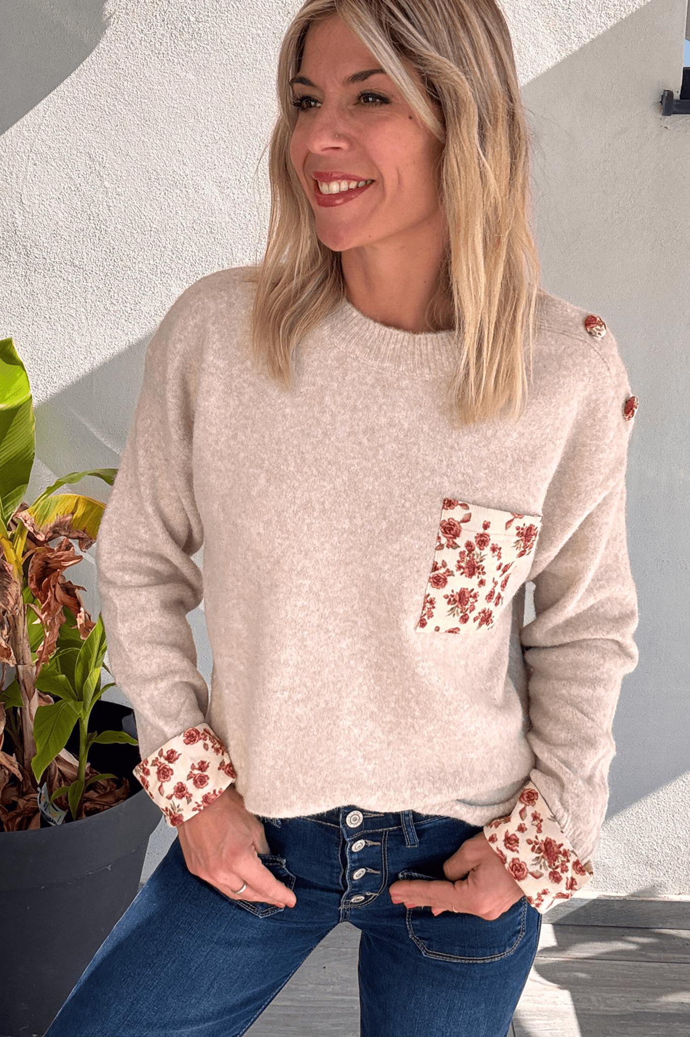 Pull beige clair poche fleuri