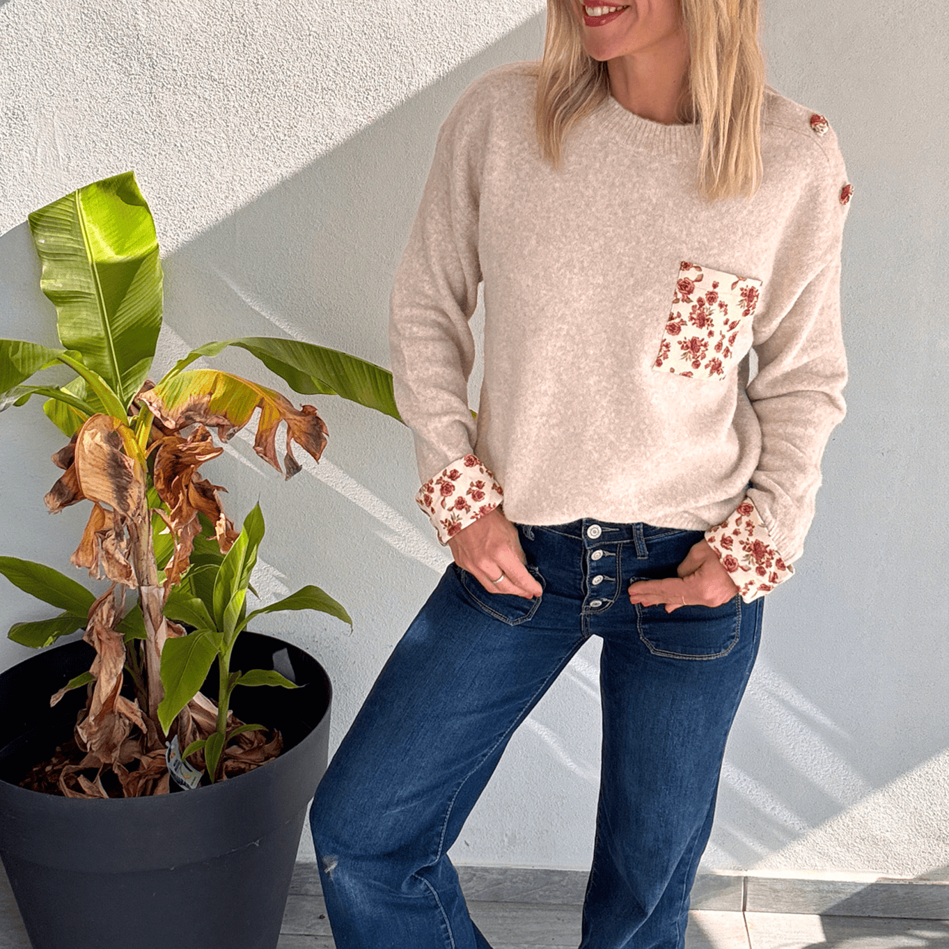 Pull beige clair poche fleuri