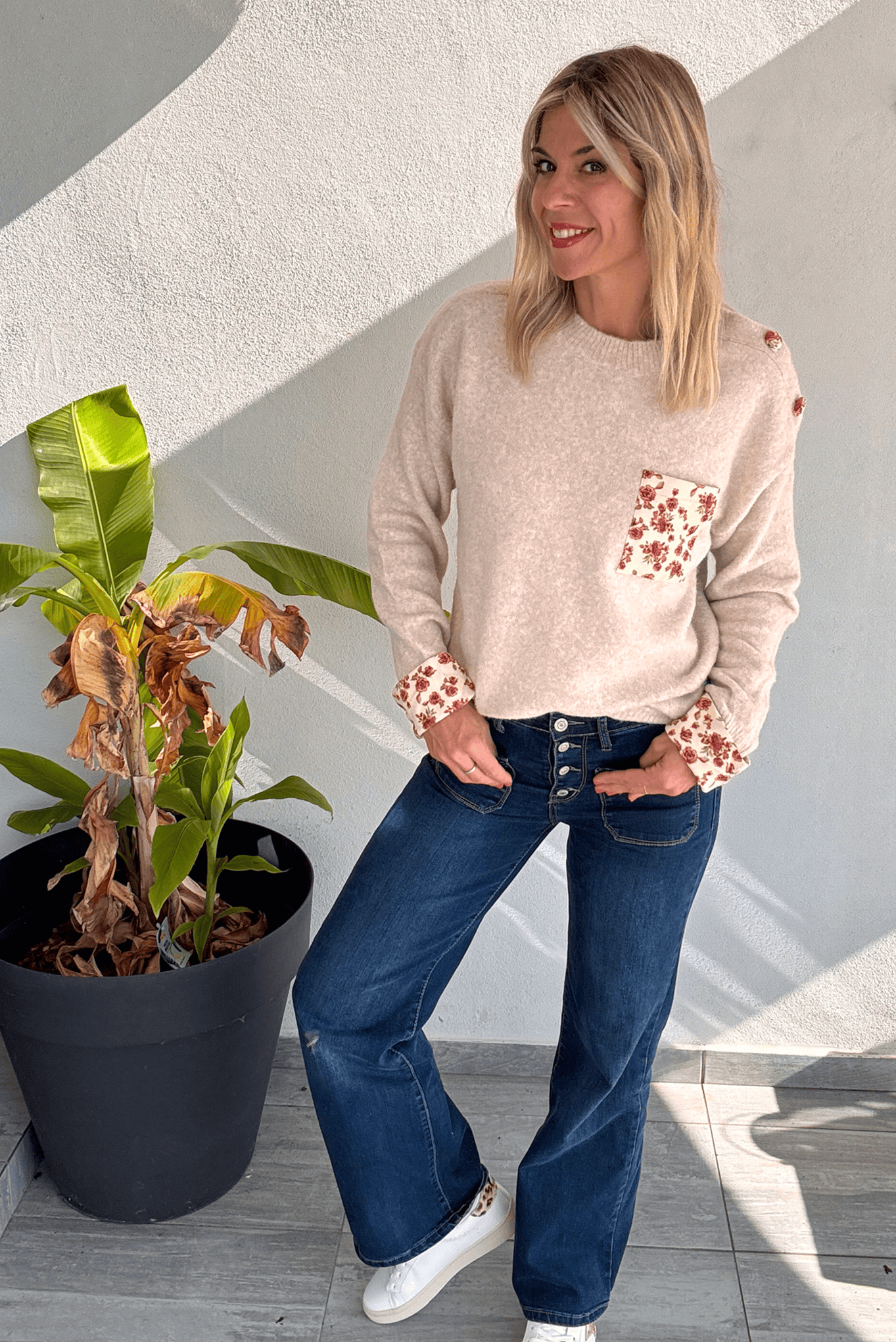 Pull beige clair poche fleuri
