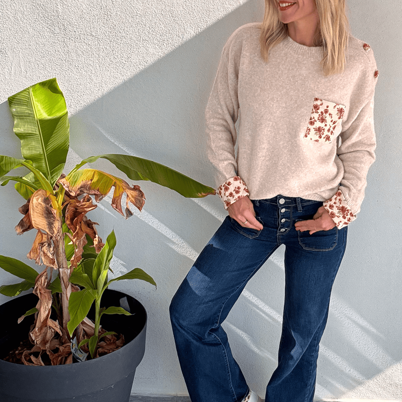 Pull beige clair poche fleuri
