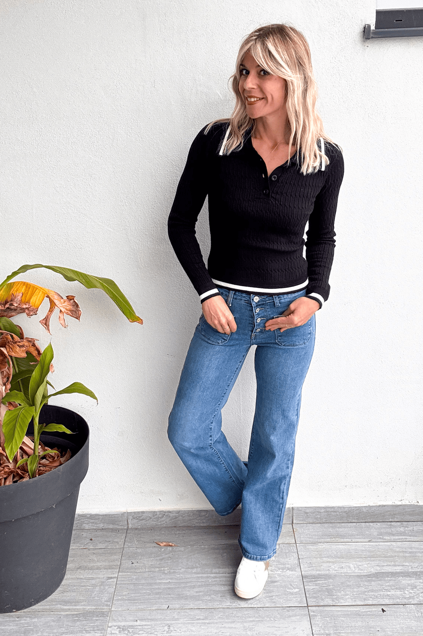 Pull fin noir avec col à revers,