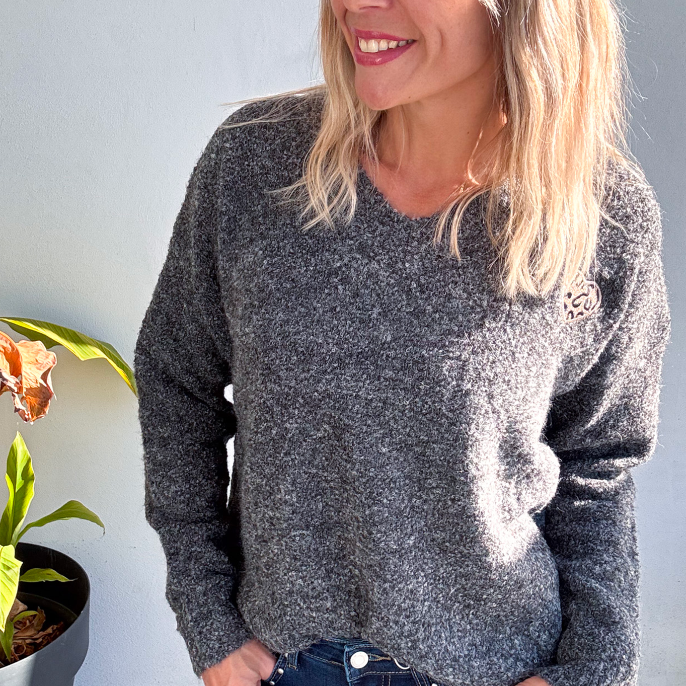 Pull gris foncé coeur leo la boutique de lydie