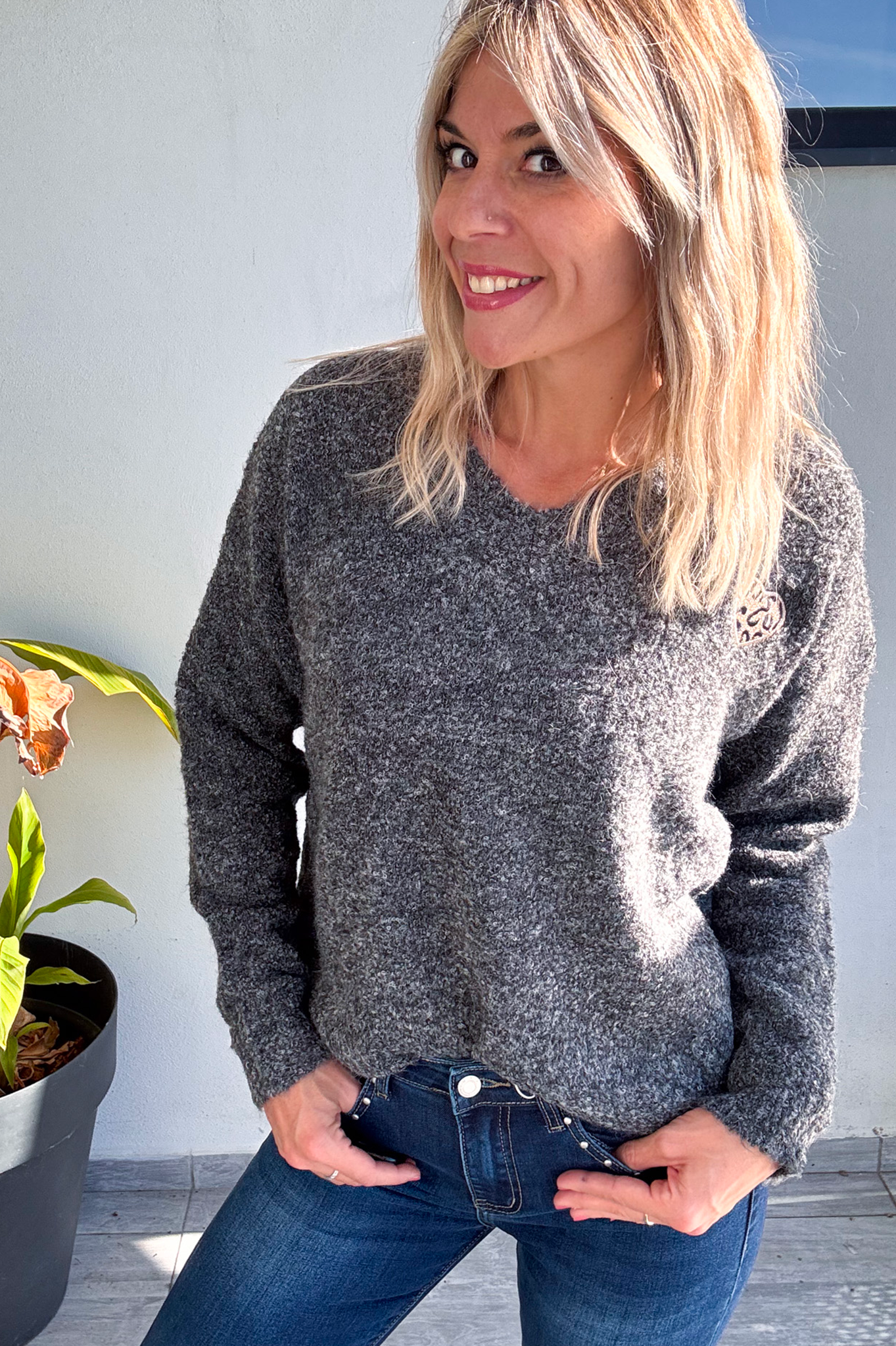 Pull gris foncé coeur leo la boutique de lydie