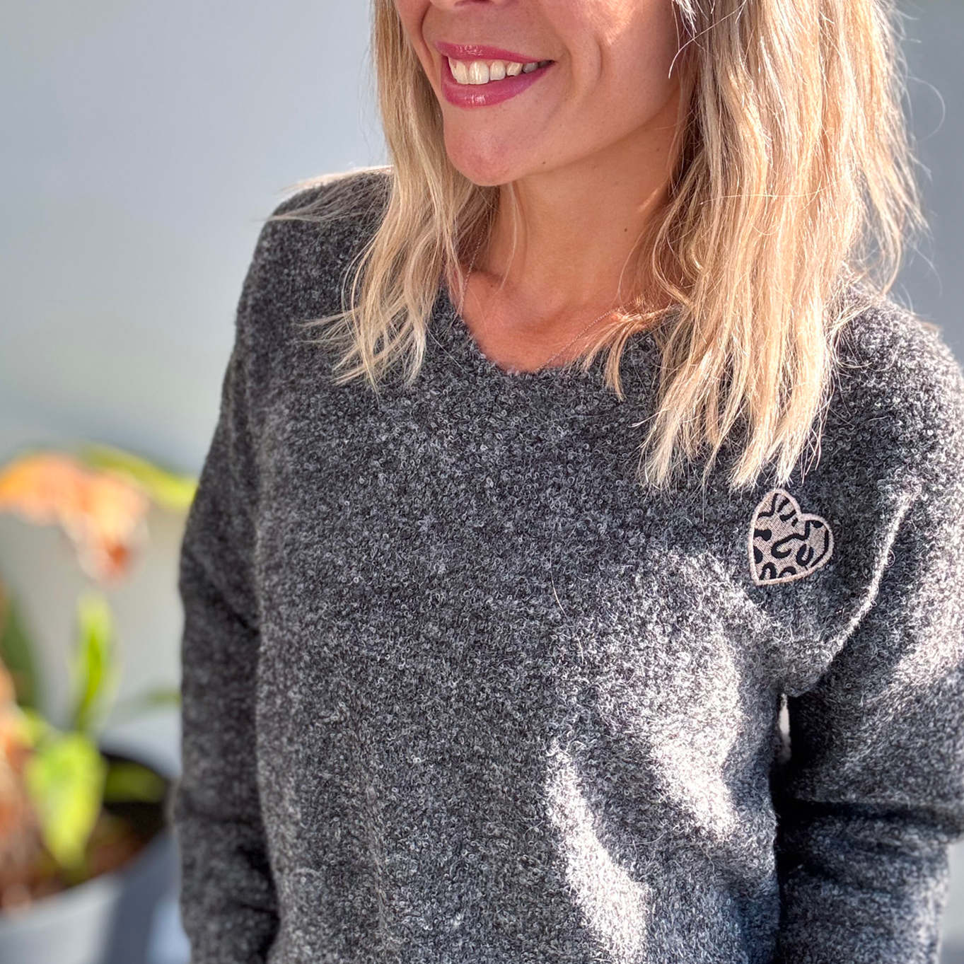 Pull gris foncé coeur leo