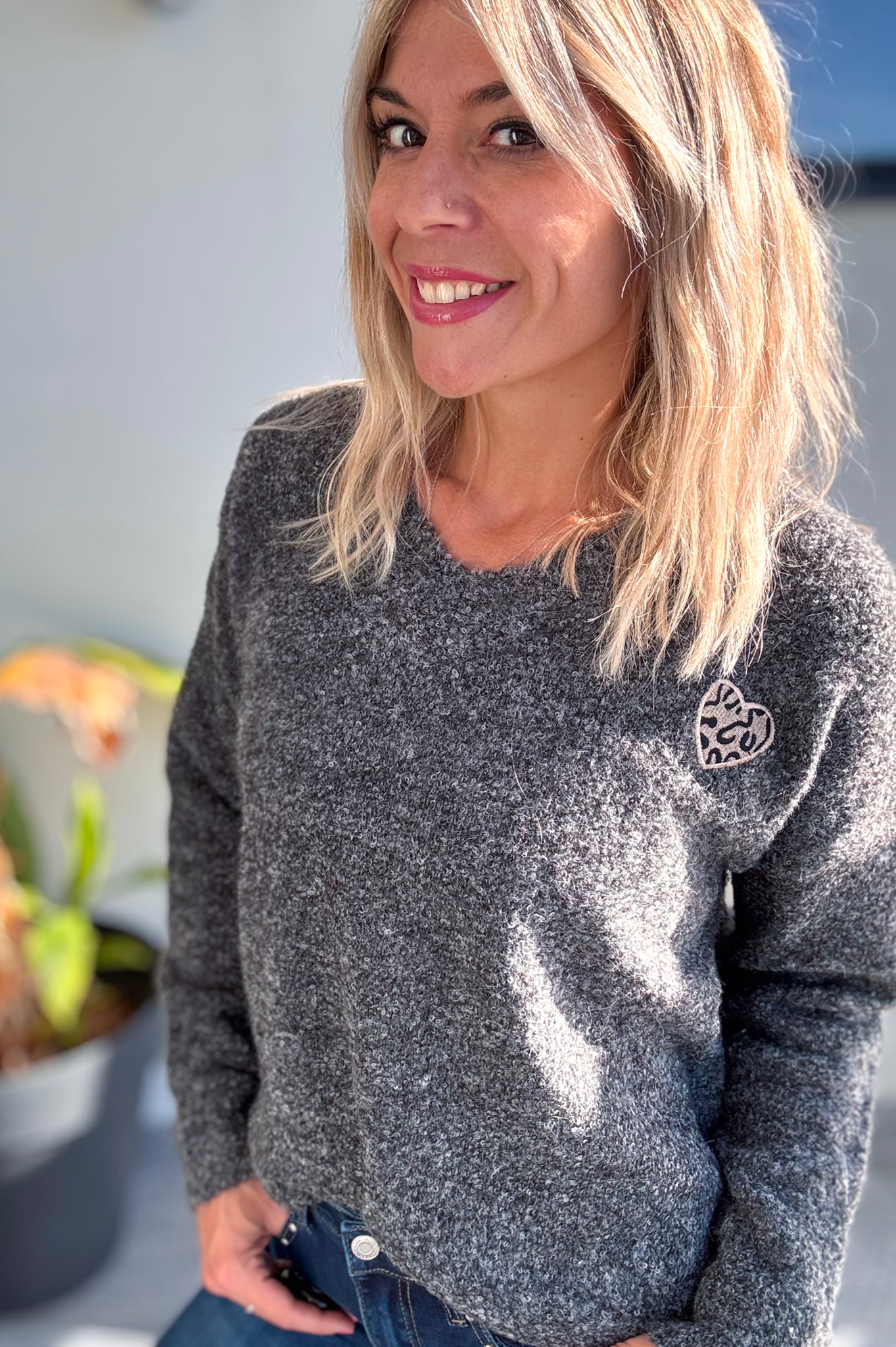 Pull gris foncé coeur leo
