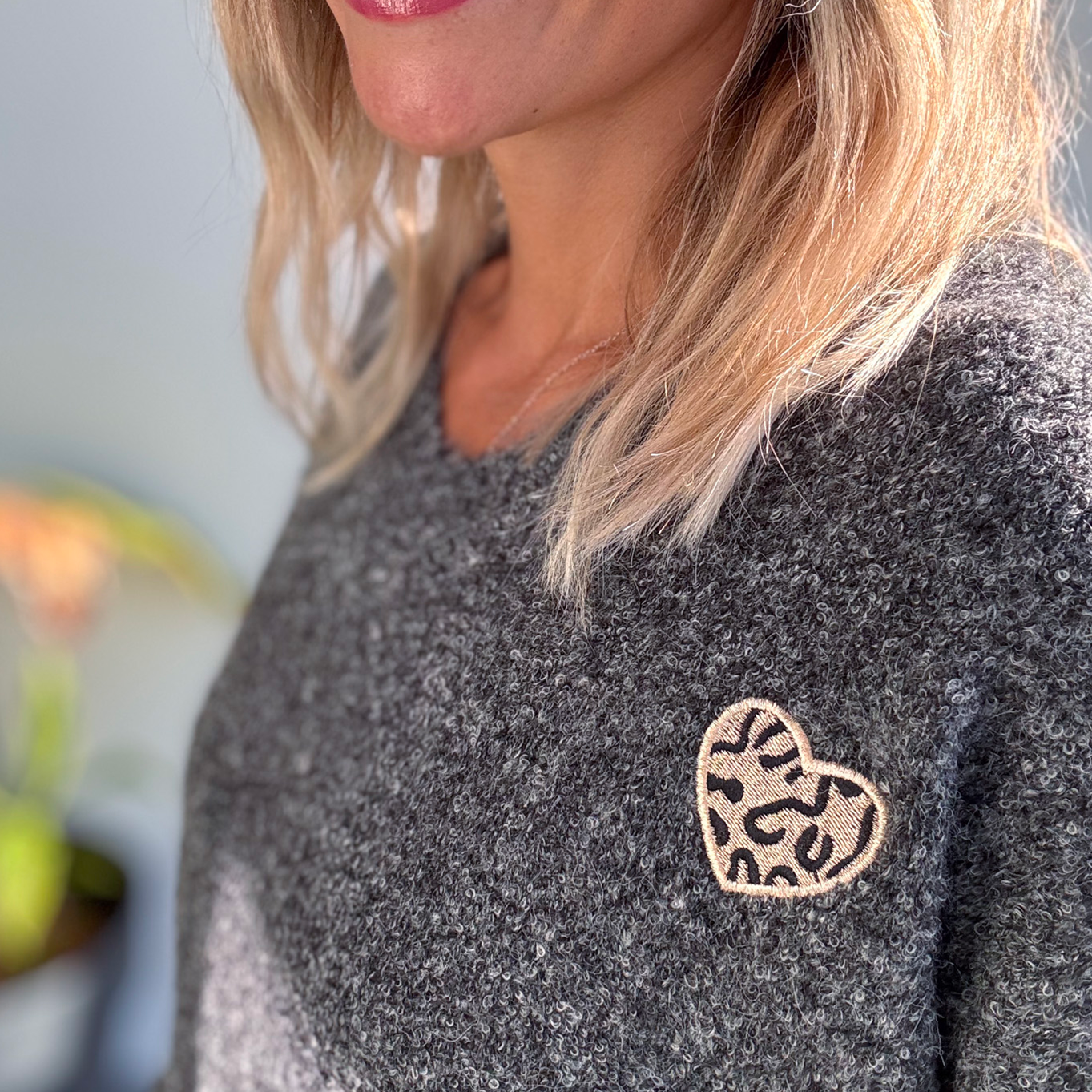 Pull gris foncé coeur leo