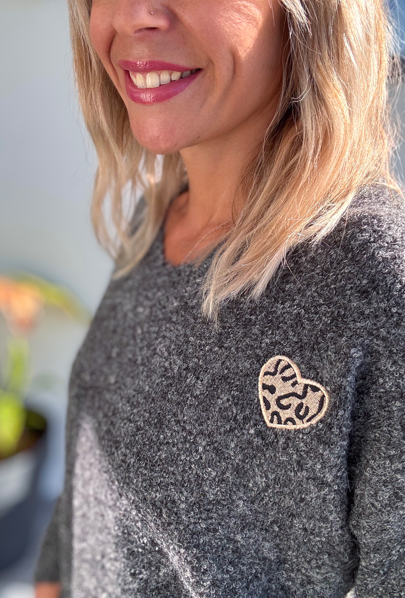 Pull gris foncé coeur leo