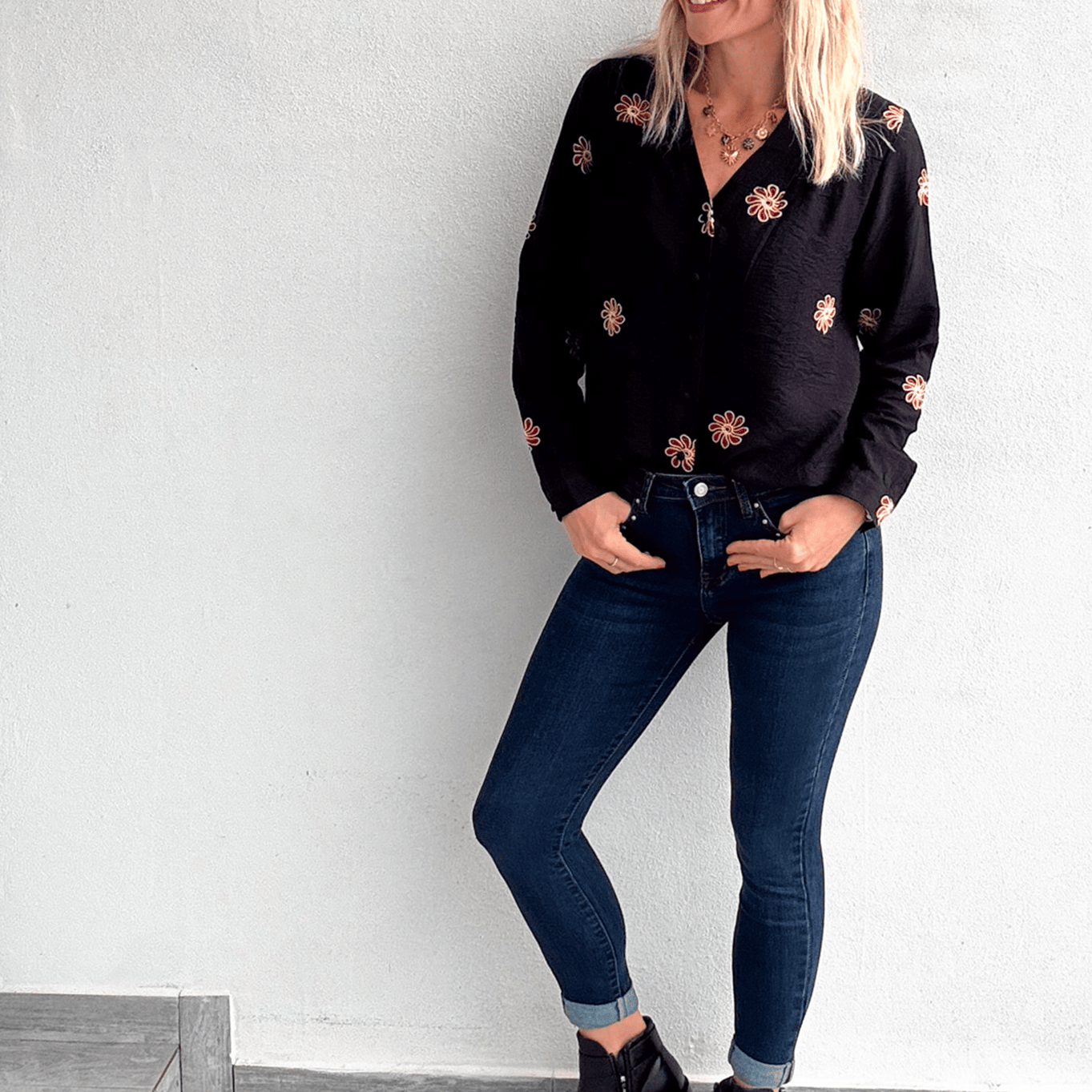 Chemise noire avec fleurs brodées