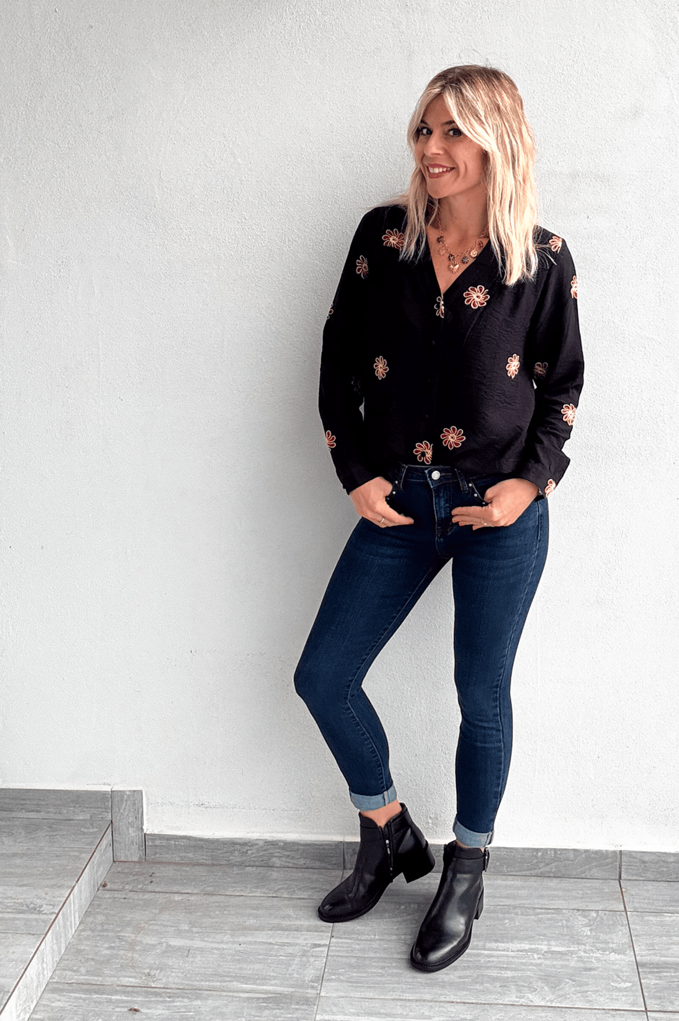 Chemise noire avec fleurs brodées