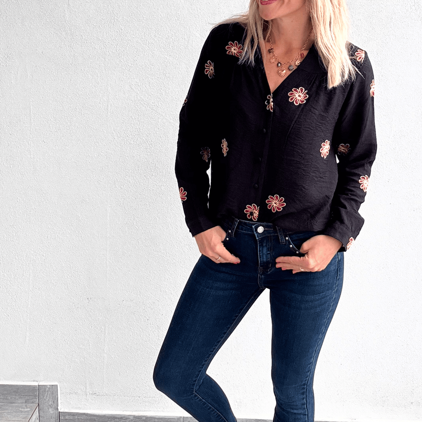 Chemise noire avec fleurs brodées