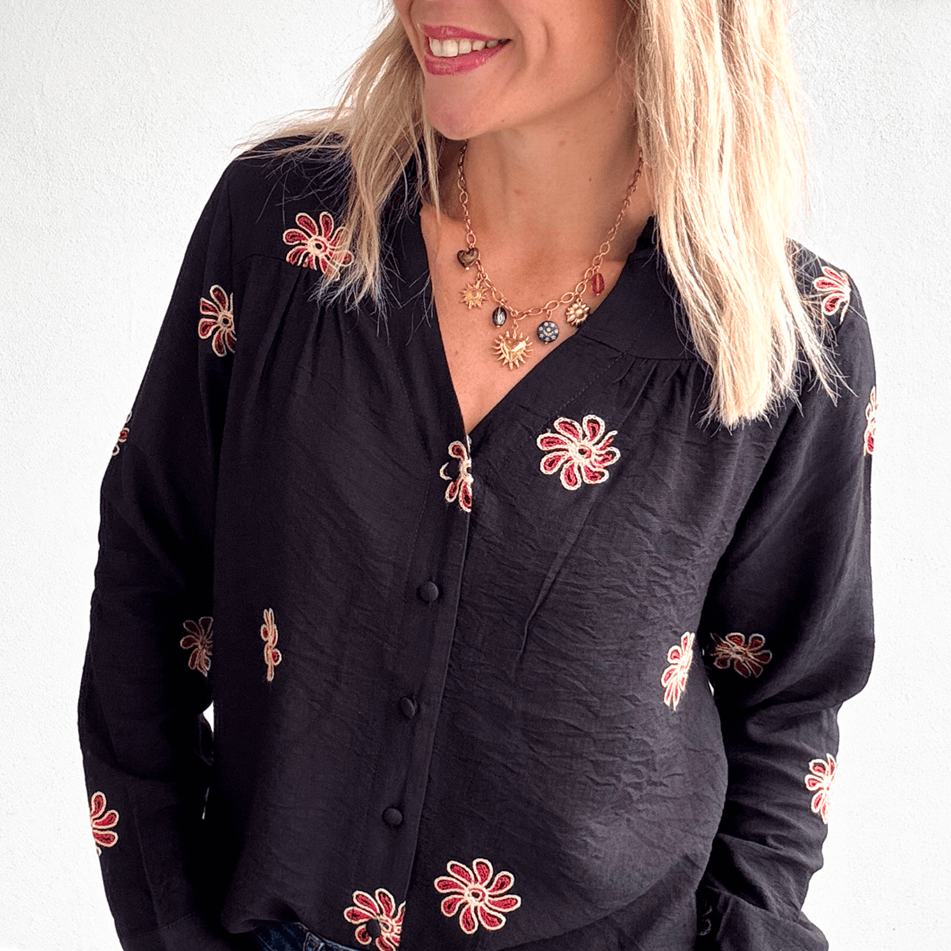 Chemise noire avec fleurs brodées la boutique de lydie