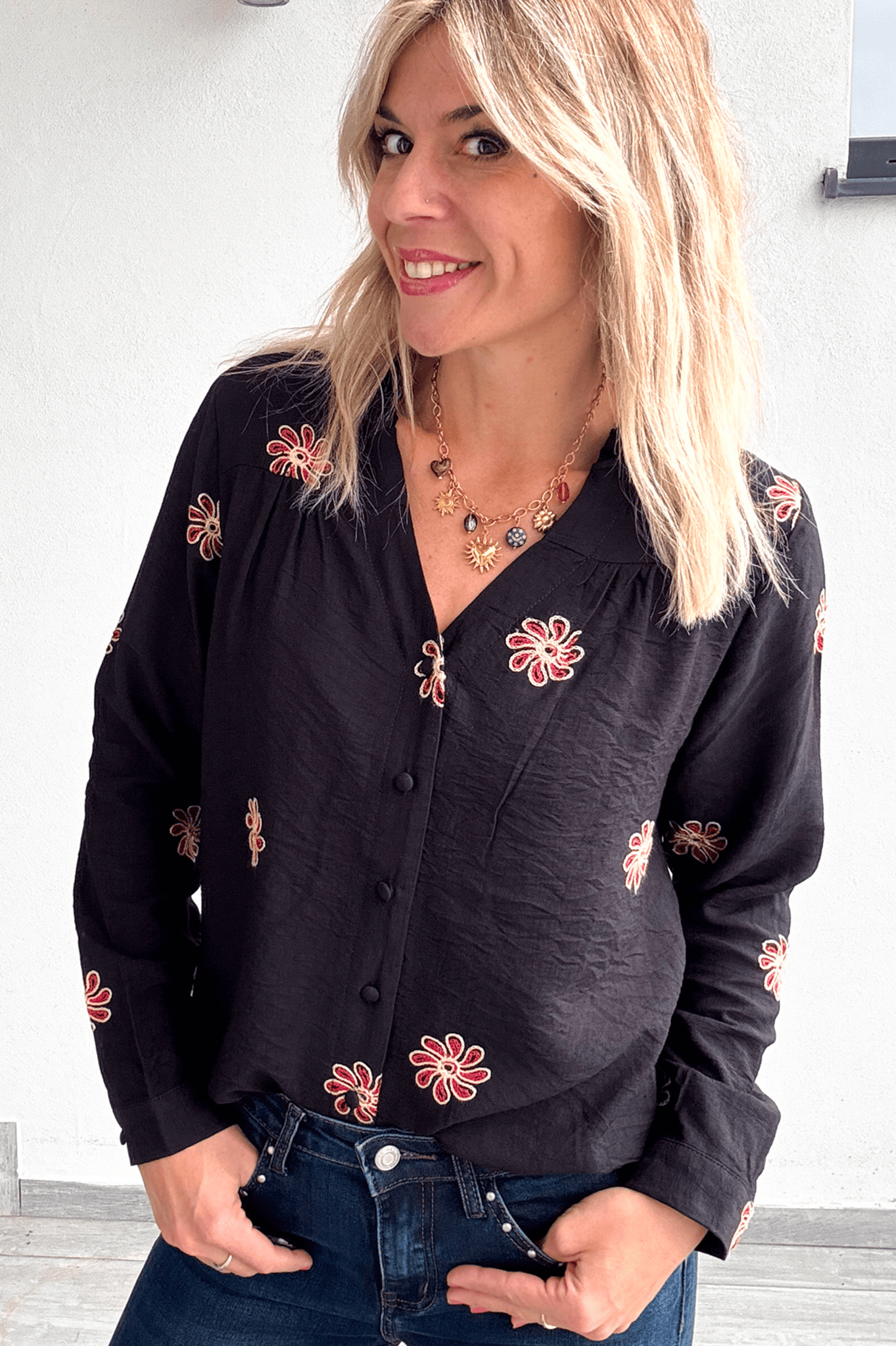 Chemise noire avec fleurs brodées la boutique de lydie