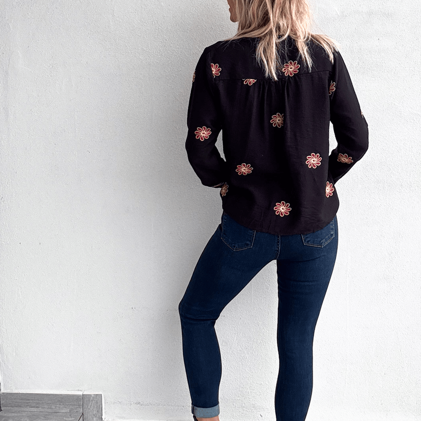 Chemise noire avec fleurs brodées
