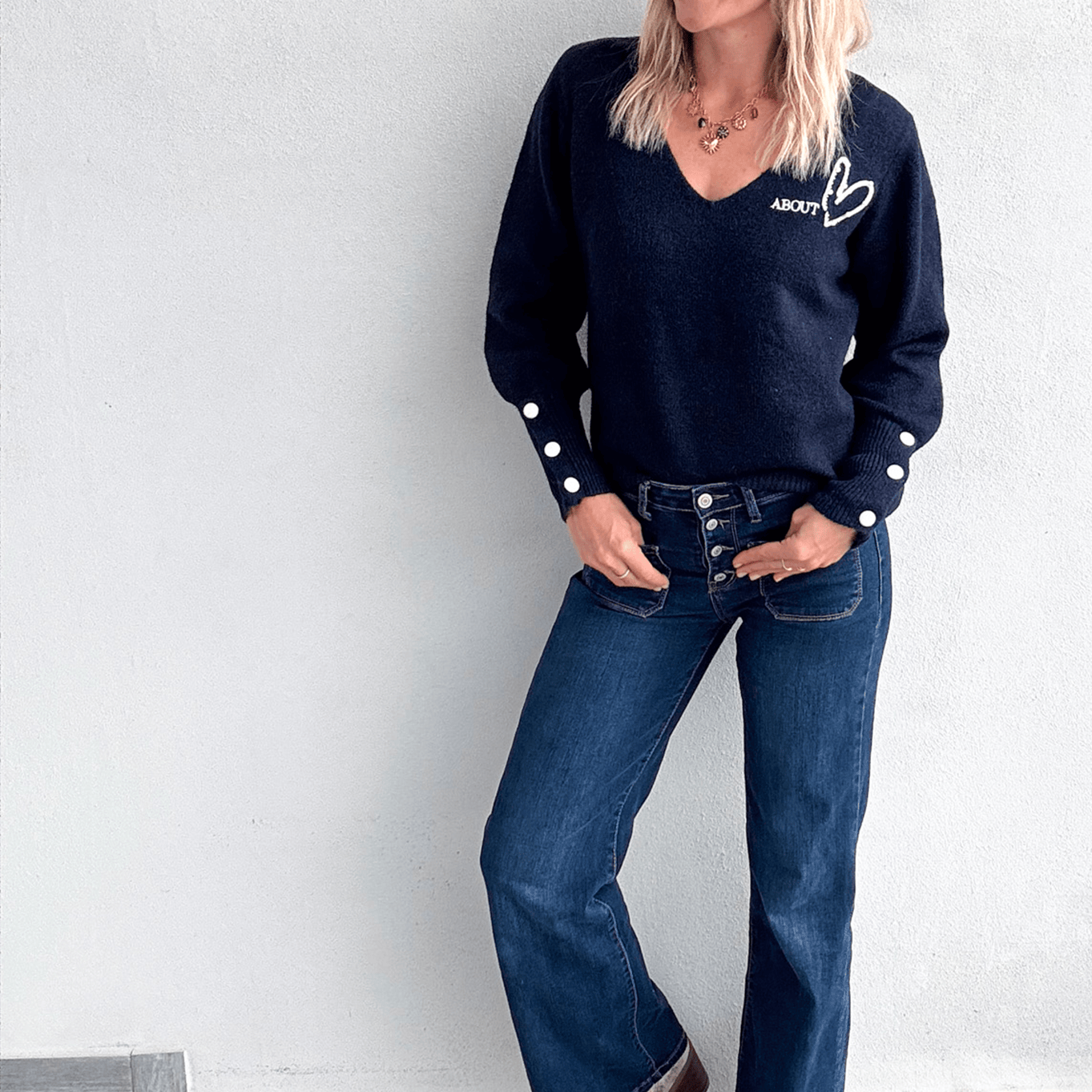 Pull marine col V, brodé About avec coeur strass