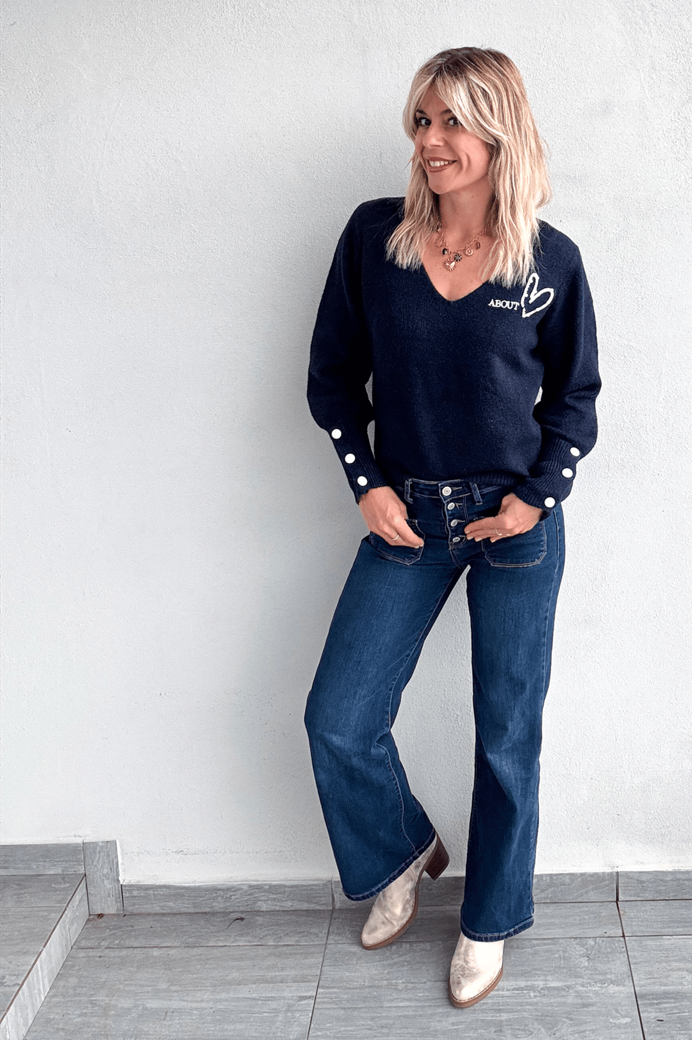 Pull marine col V, brodé About avec coeur strass