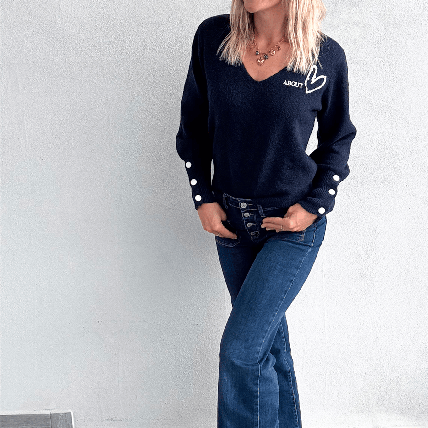 Pull marine col V, brodé About avec coeur strass