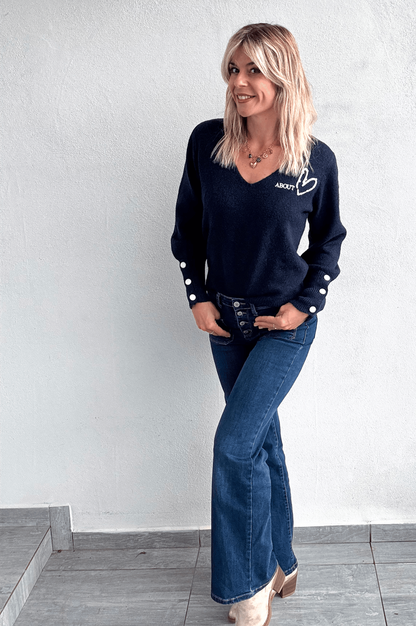 Pull marine col V, brodé About avec coeur strass