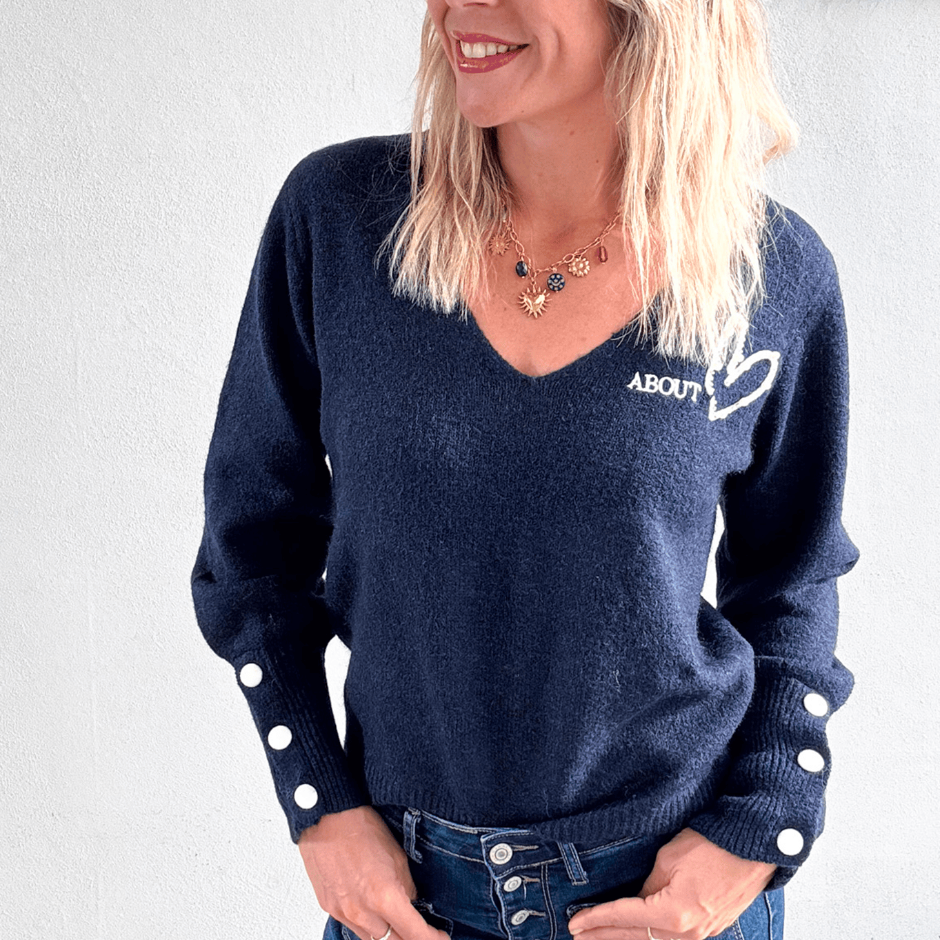 Pull marine col V, brodé About avec coeur strass