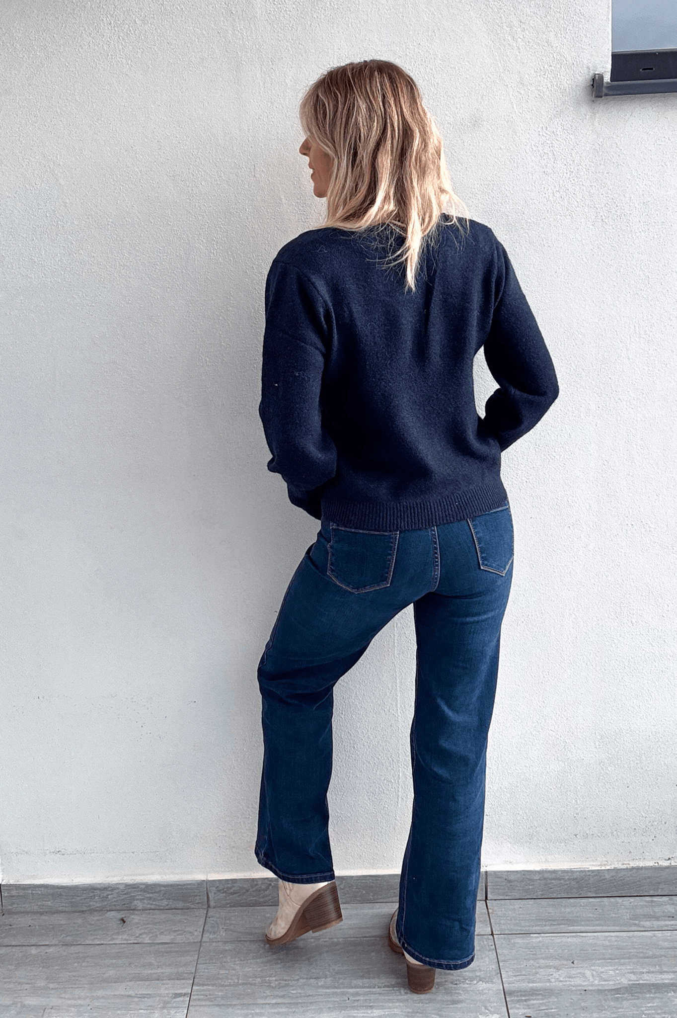 Pull marine col V, brodé About avec coeur strass