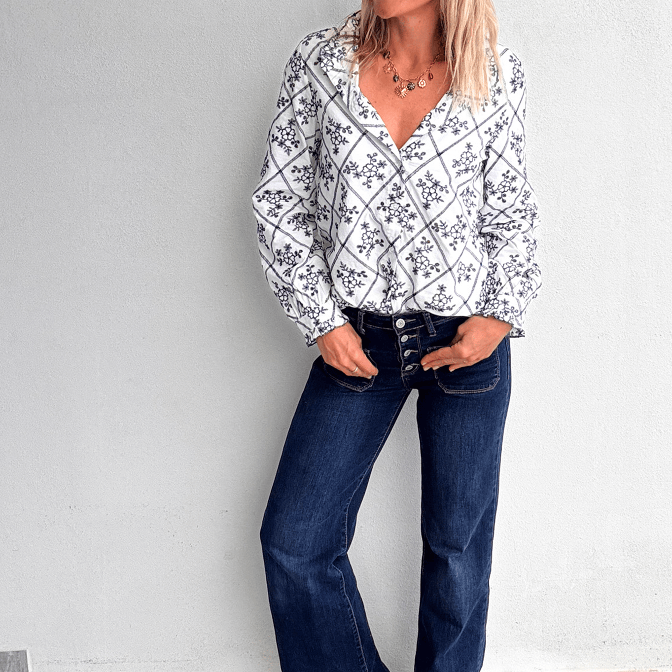 Blouse coton blanche avec broderie marine