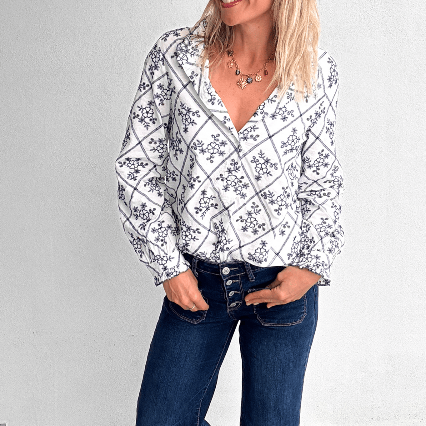 Blouse coton blanche avec broderie marine
