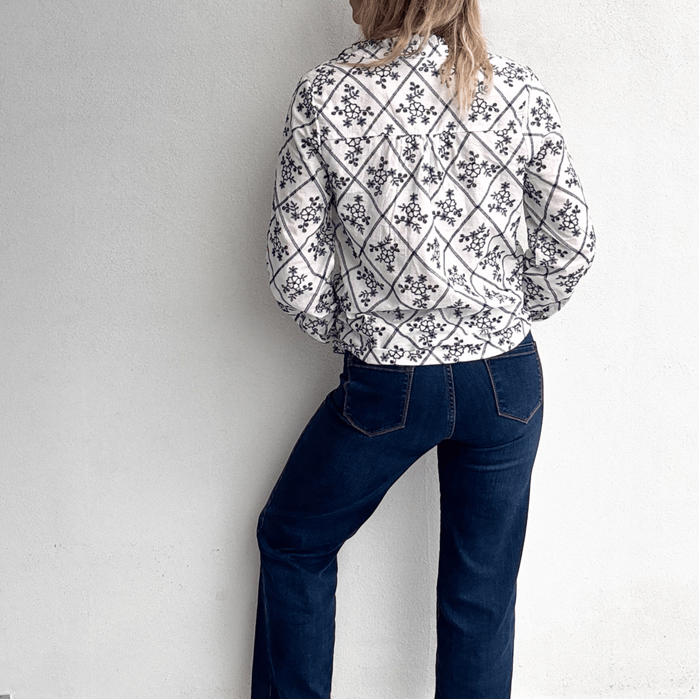 Blouse coton blanche avec broderie marine