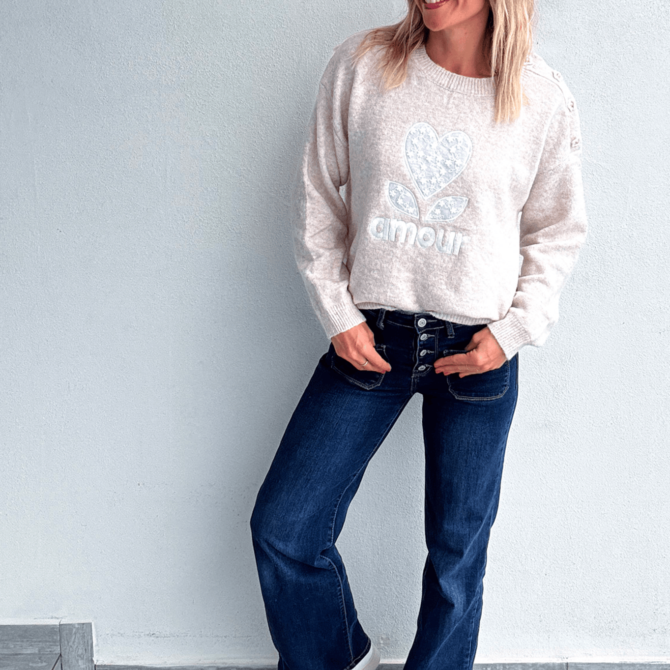 Pull beige Amour avec fleurs coeur en dentelle