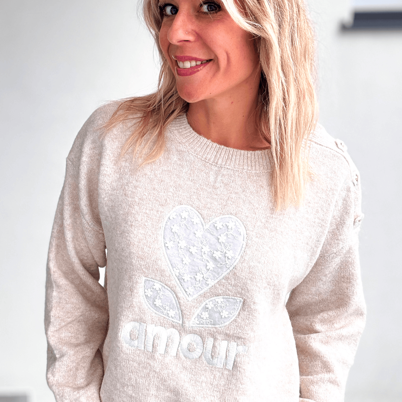 Pull beige Amour avec fleurs coeur en dentelle la boutique de lydie