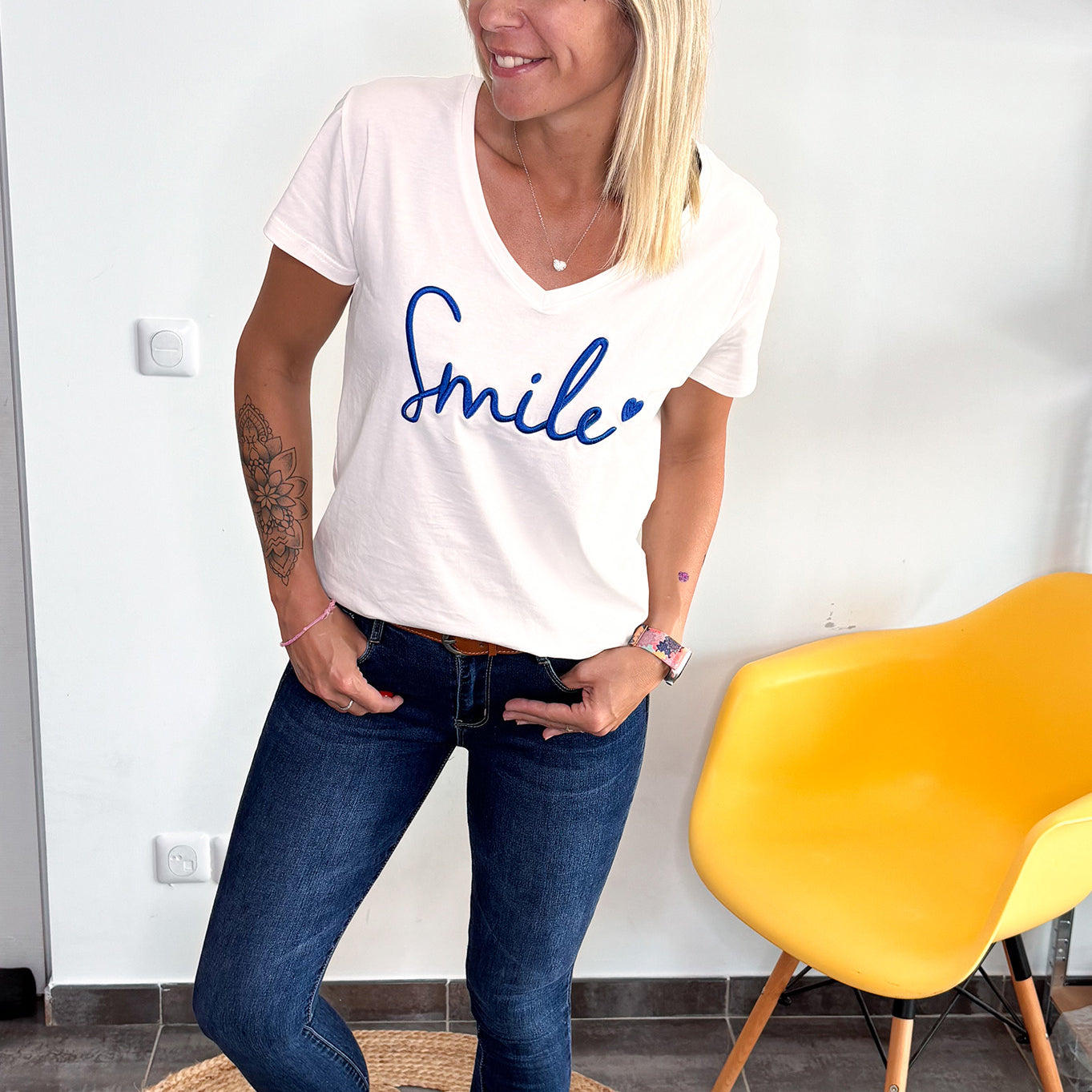 T-shirt blanc brodé "Smile" bleu