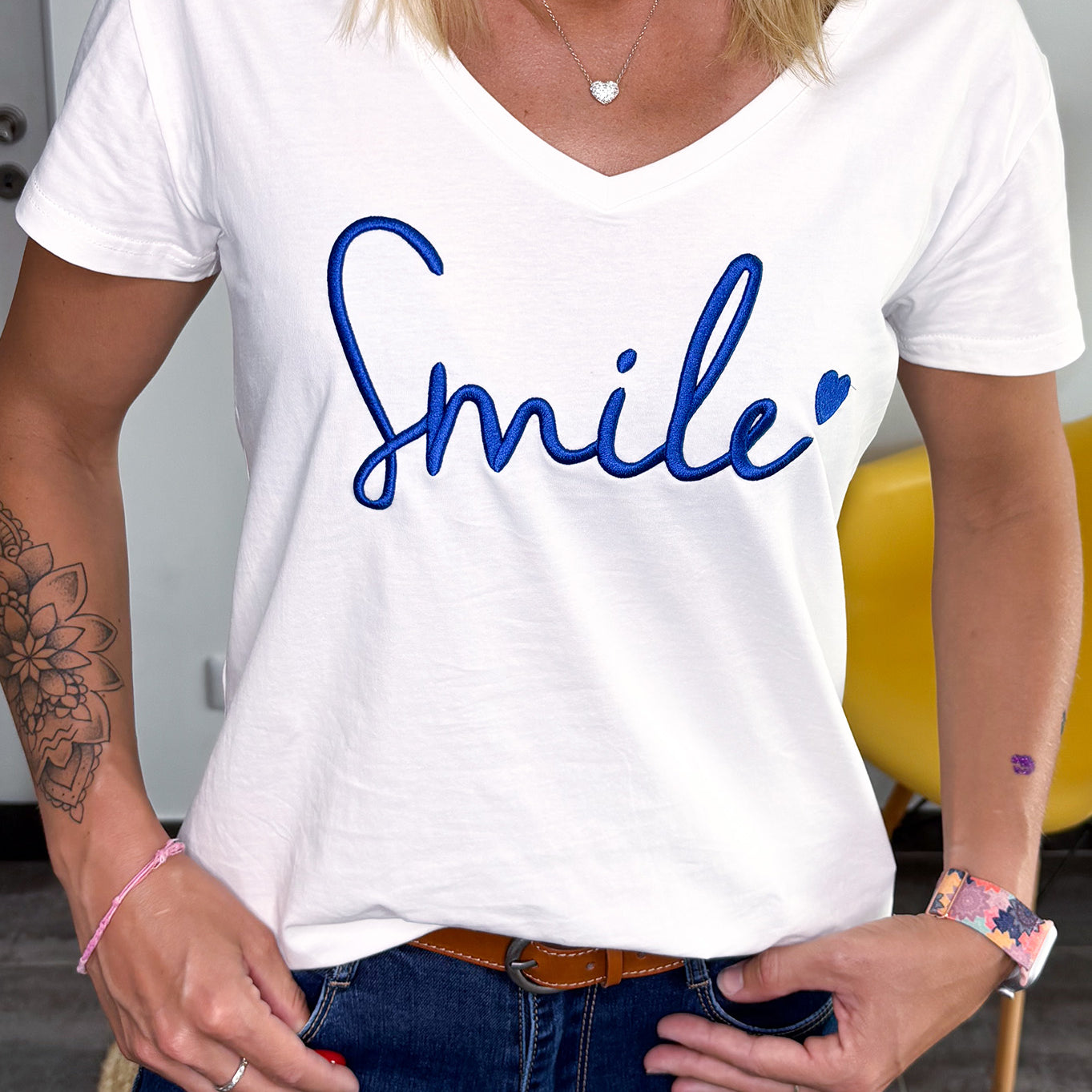 T-shirt blanc brodé "Smile" bleu