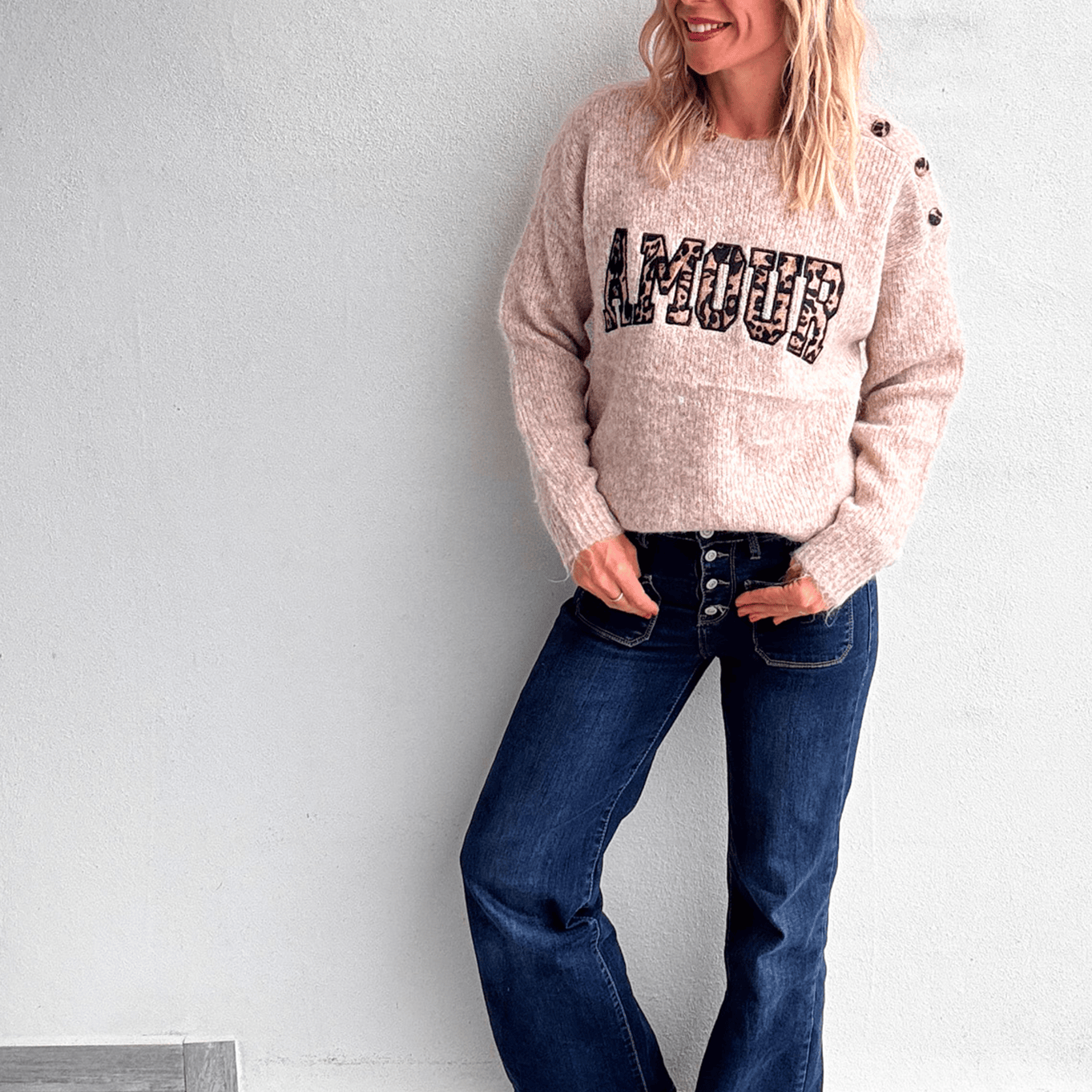 Pull taupe col rond, avec brodé dessus AMOUR en léopard