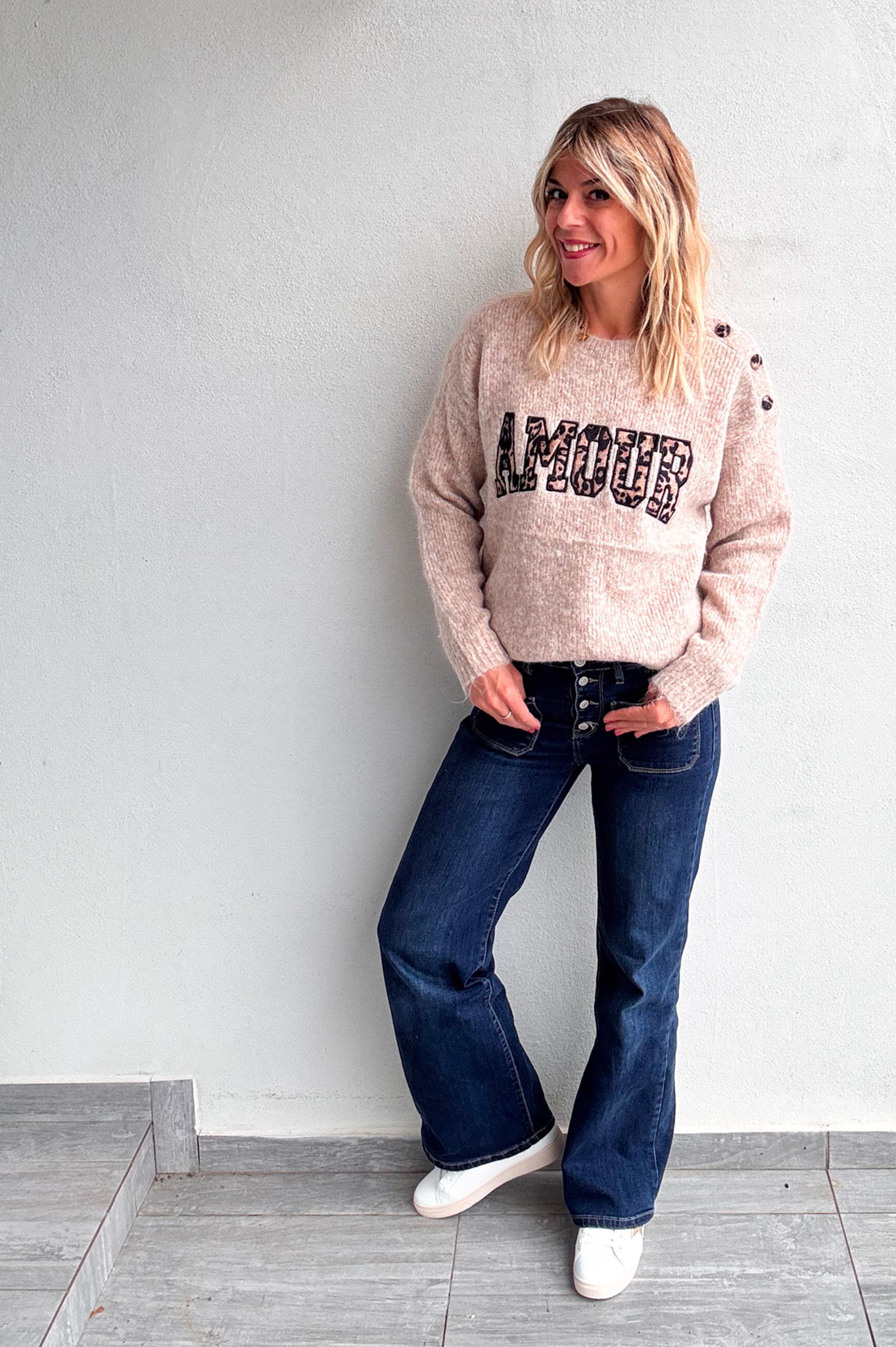 Pull taupe col rond, avec brodé dessus AMOUR en léopard