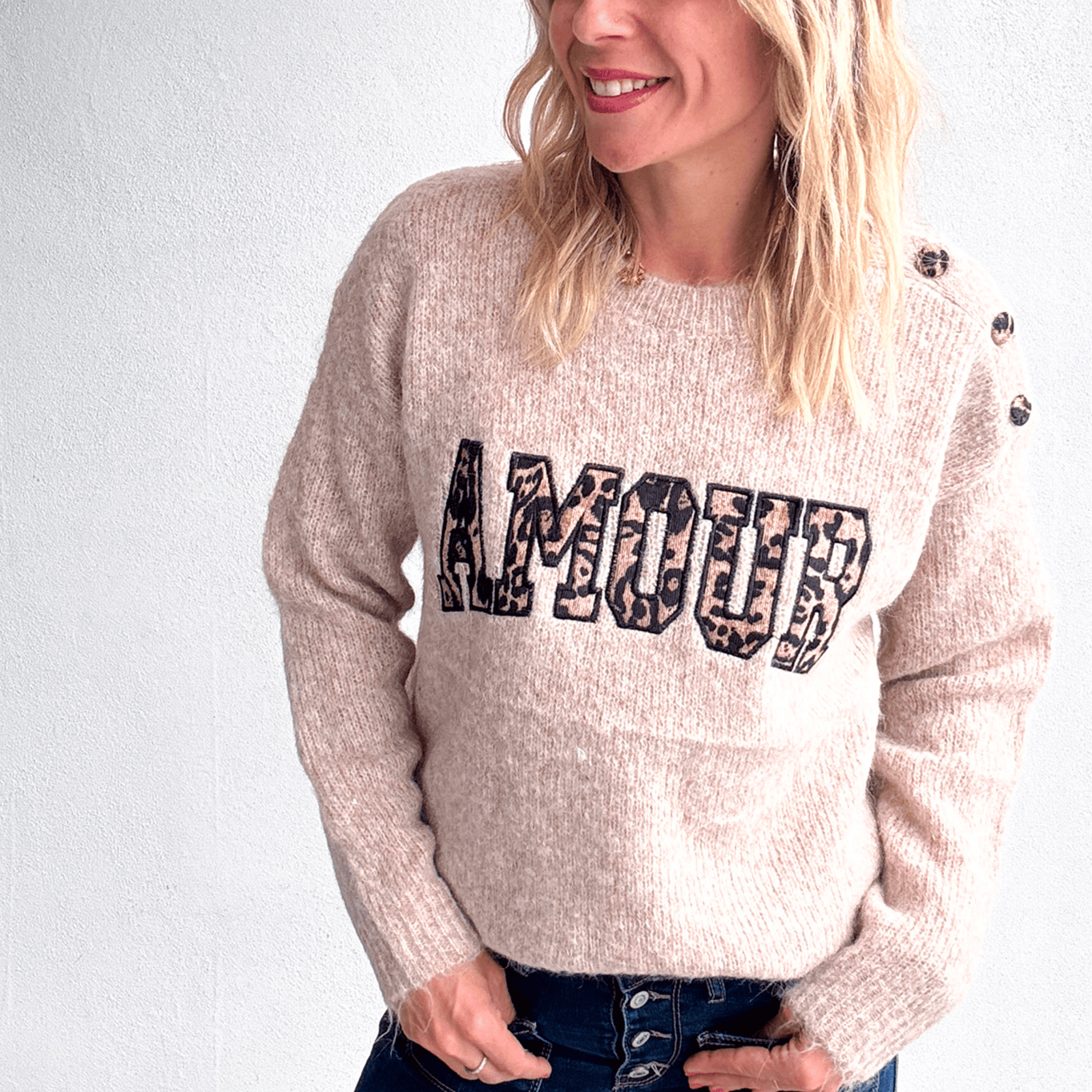 Pull taupe col rond, avec brodé dessus AMOUR en léopard
