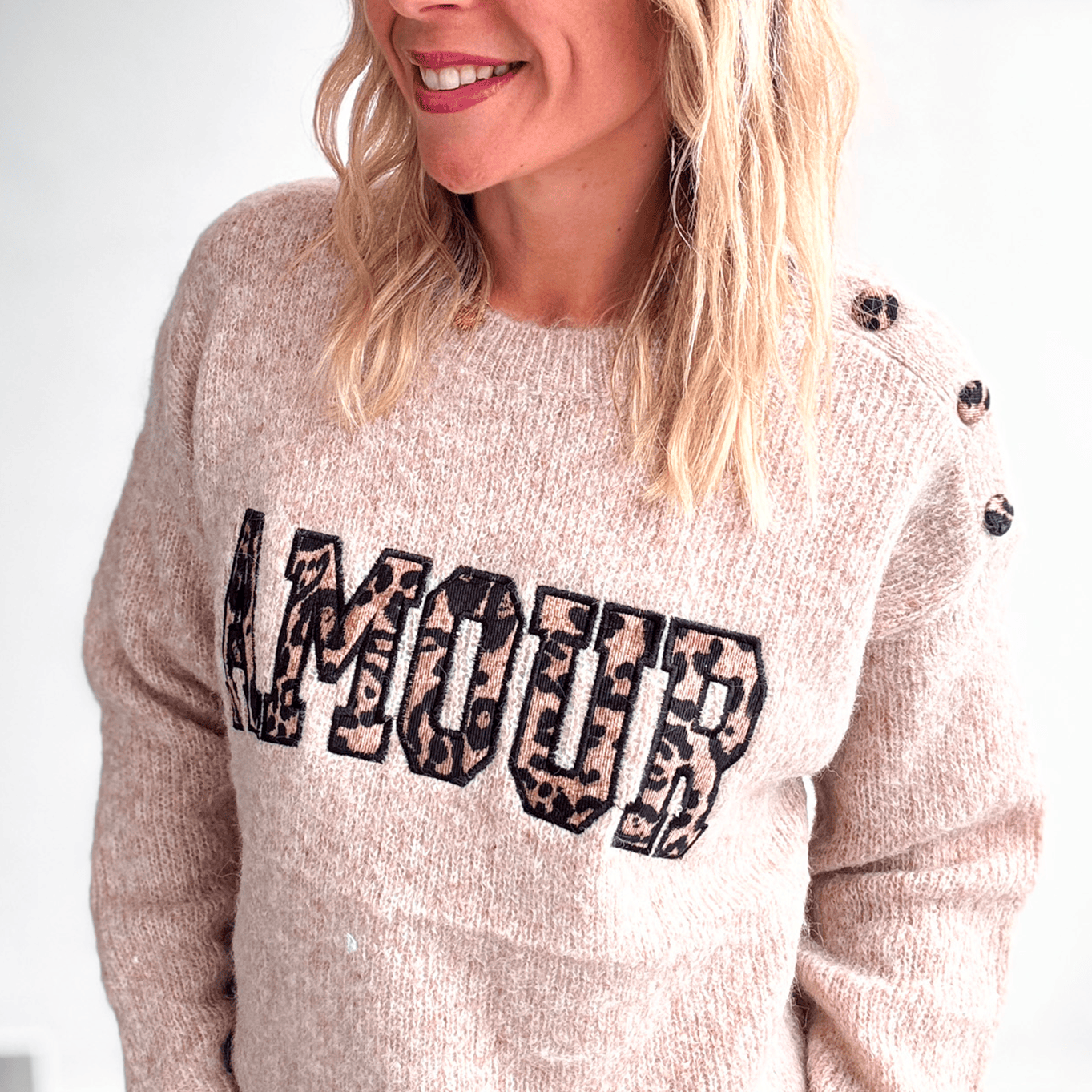 Pull taupe col rond, avec brodé dessus AMOUR en léopard la boutique de lydie
