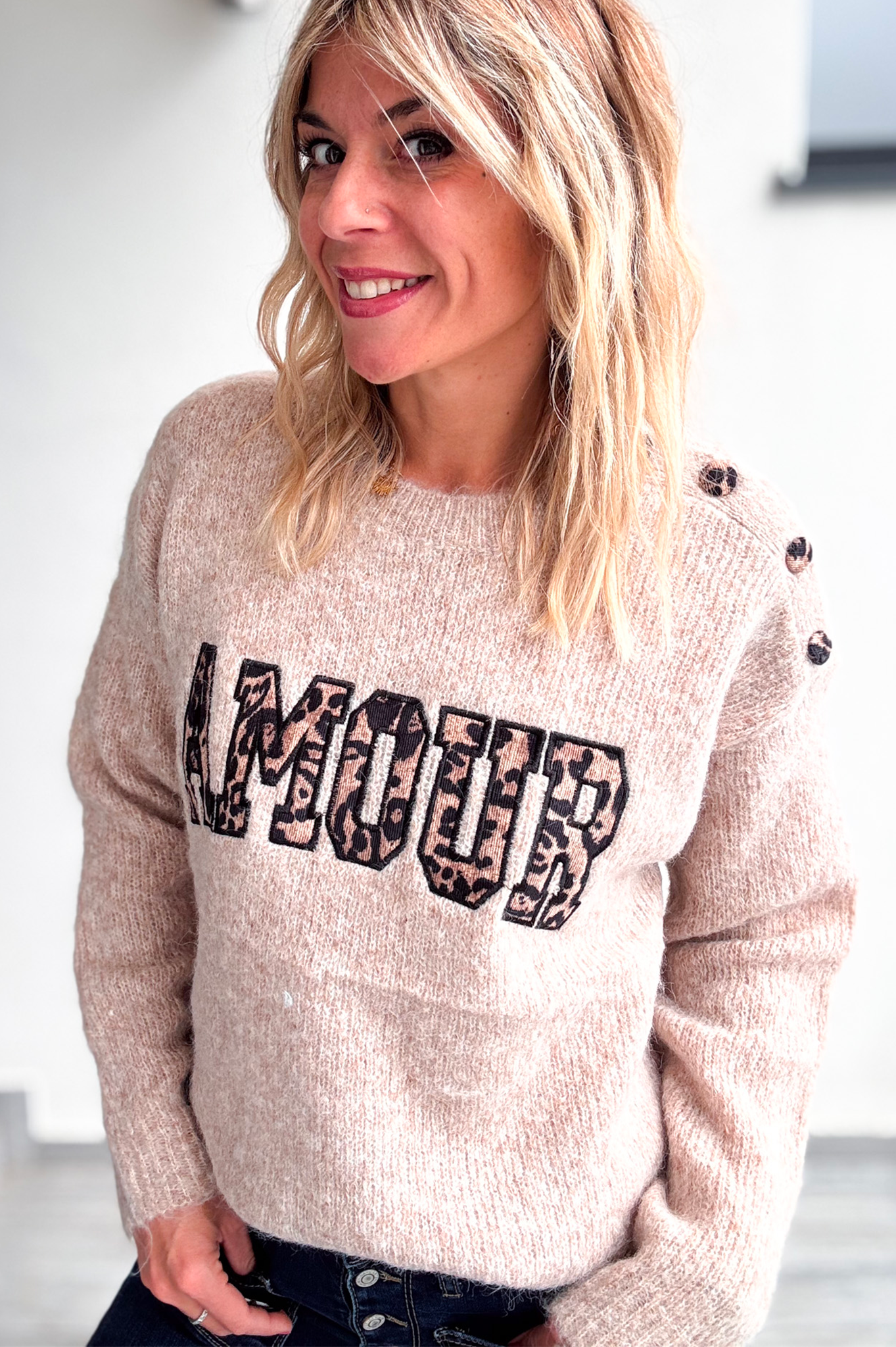 Pull taupe col rond, avec brodé dessus AMOUR en léopard la boutique de lydie