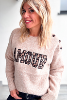 Pull taupe col rond, avec brodé dessus AMOUR en léopard la boutique de lydie