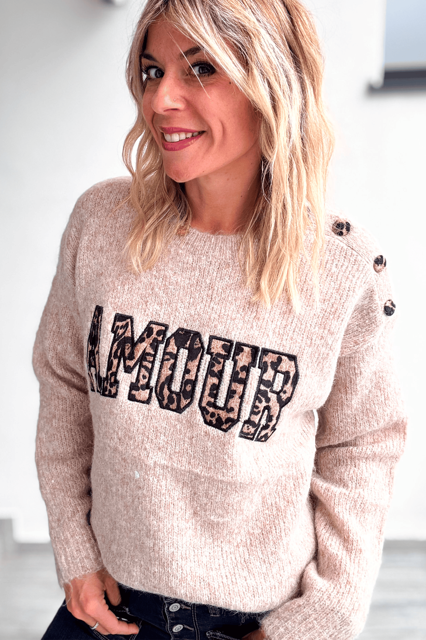 Pull taupe col rond, avec brodé dessus AMOUR en léopard la boutique de lydie