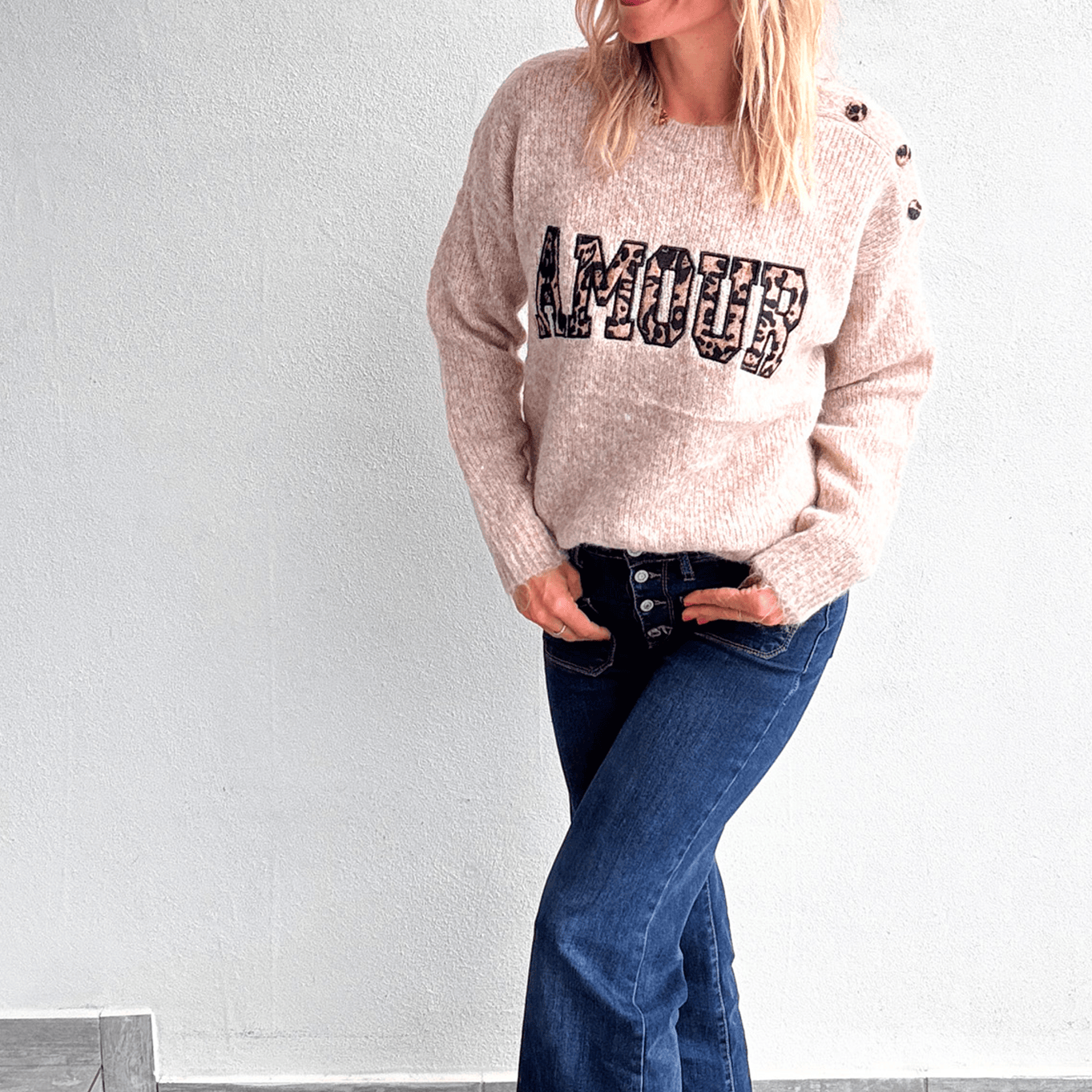 Pull taupe col rond, avec brodé dessus AMOUR en léopard