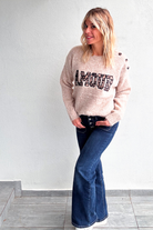 Pull taupe col rond, avec brodé dessus AMOUR en léopard