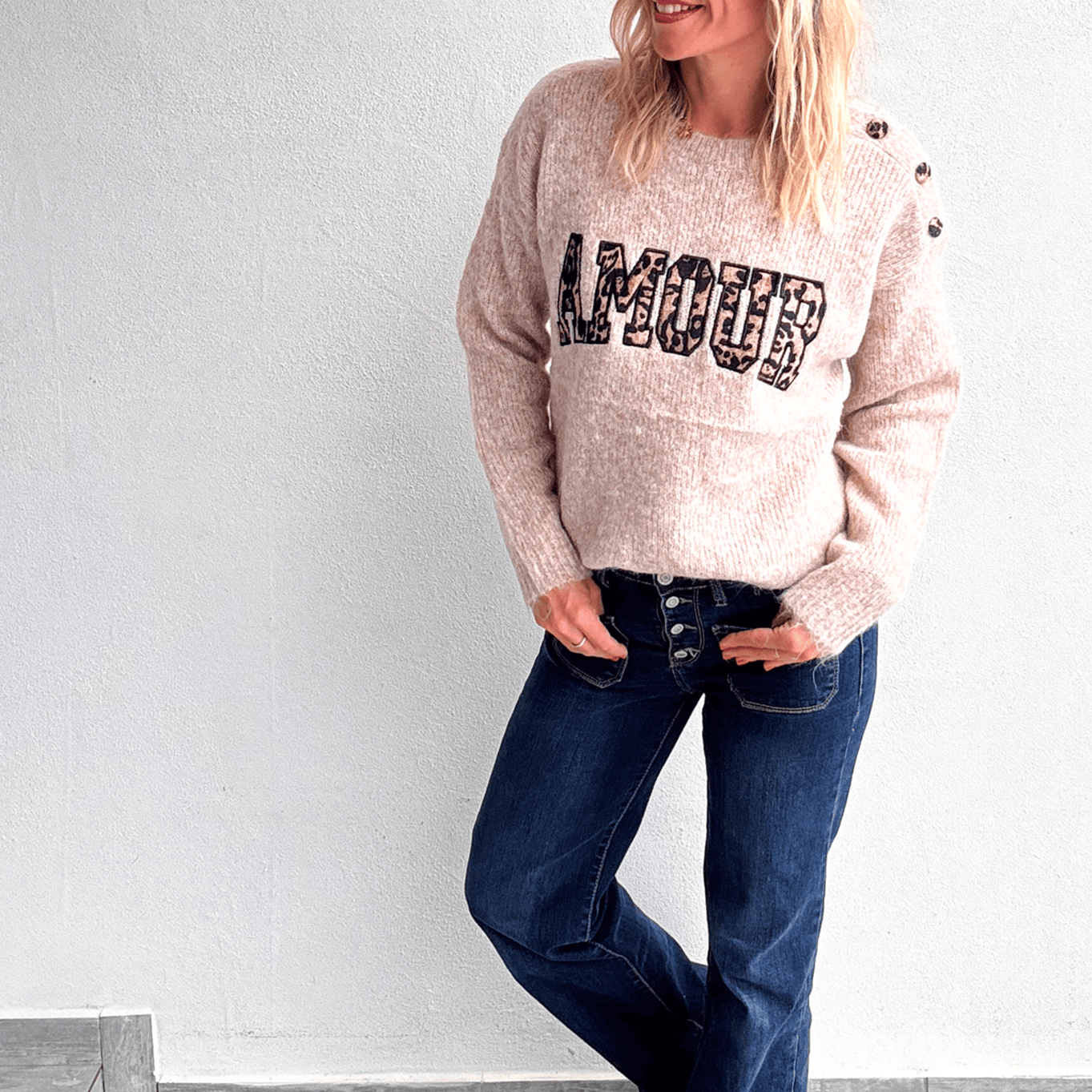Pull taupe col rond, avec brodé dessus AMOUR en léopard