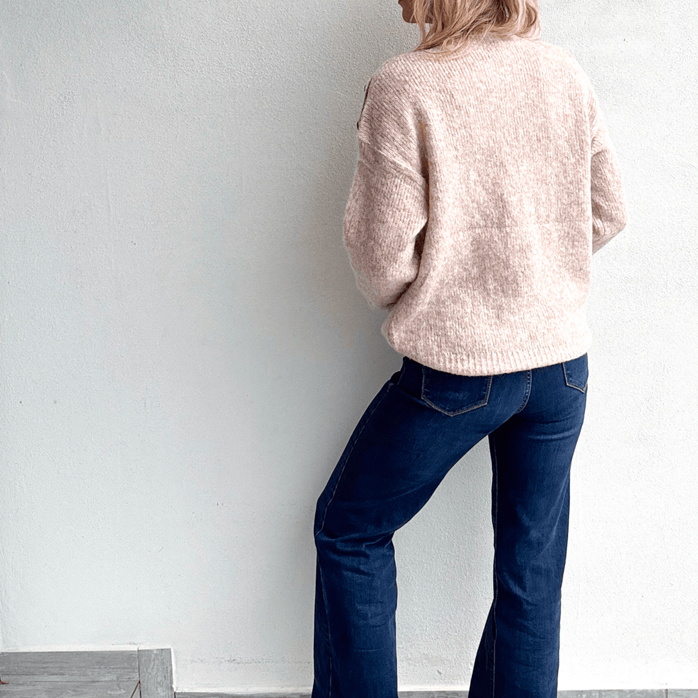 Pull taupe col rond, avec brodé dessus AMOUR en léopard