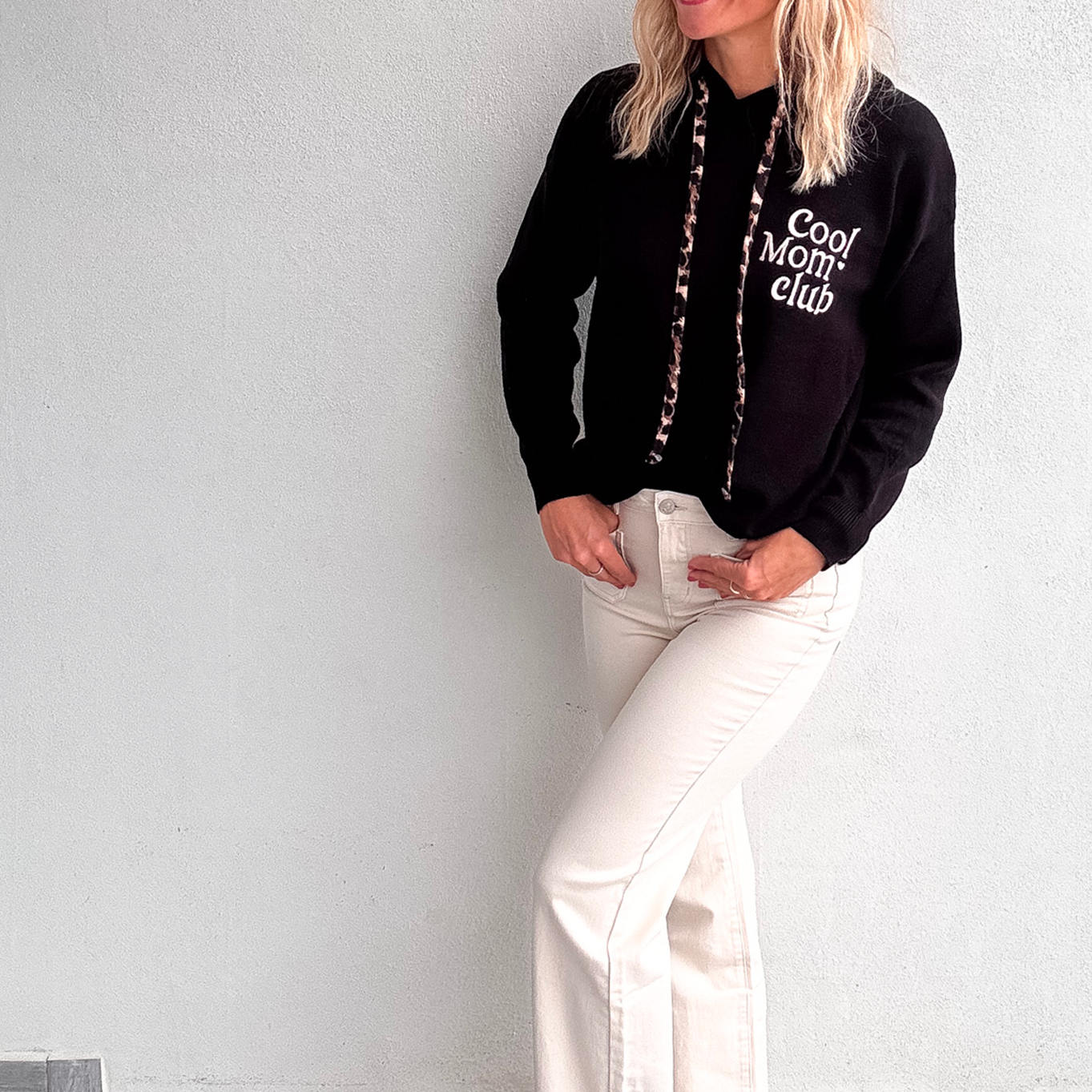 Sweat à Capuche Noir "Cool Mom Club" - Cordon Léopard