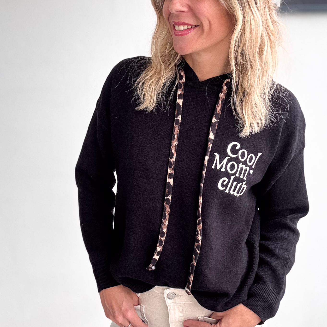 Sweat à Capuche Noir "Cool Mom Club" - Cordon Léopard la boutique de lydie