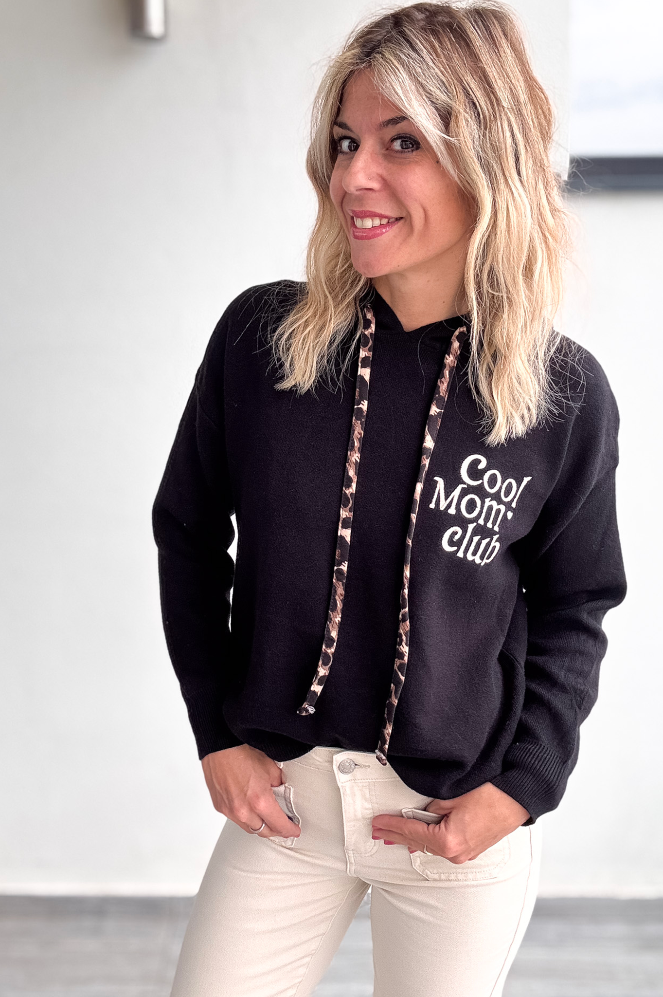 Sweat à Capuche Noir "Cool Mom Club" - Cordon Léopard la boutique de lydie