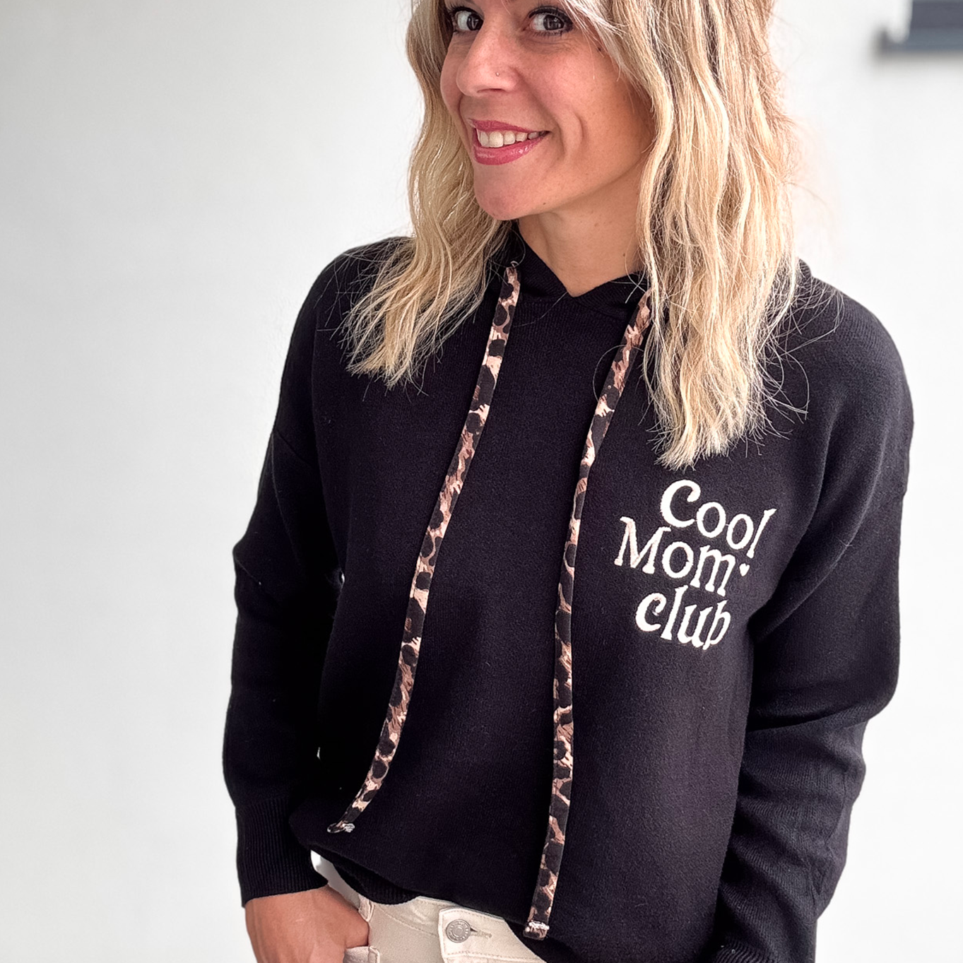 Sweat à Capuche Noir "Cool Mom Club" - Cordon Léopard