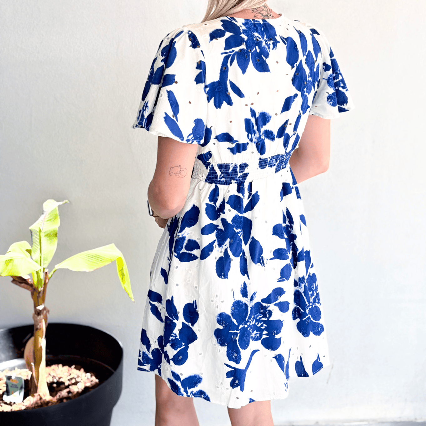 Robe courte blanche fleuri bleu