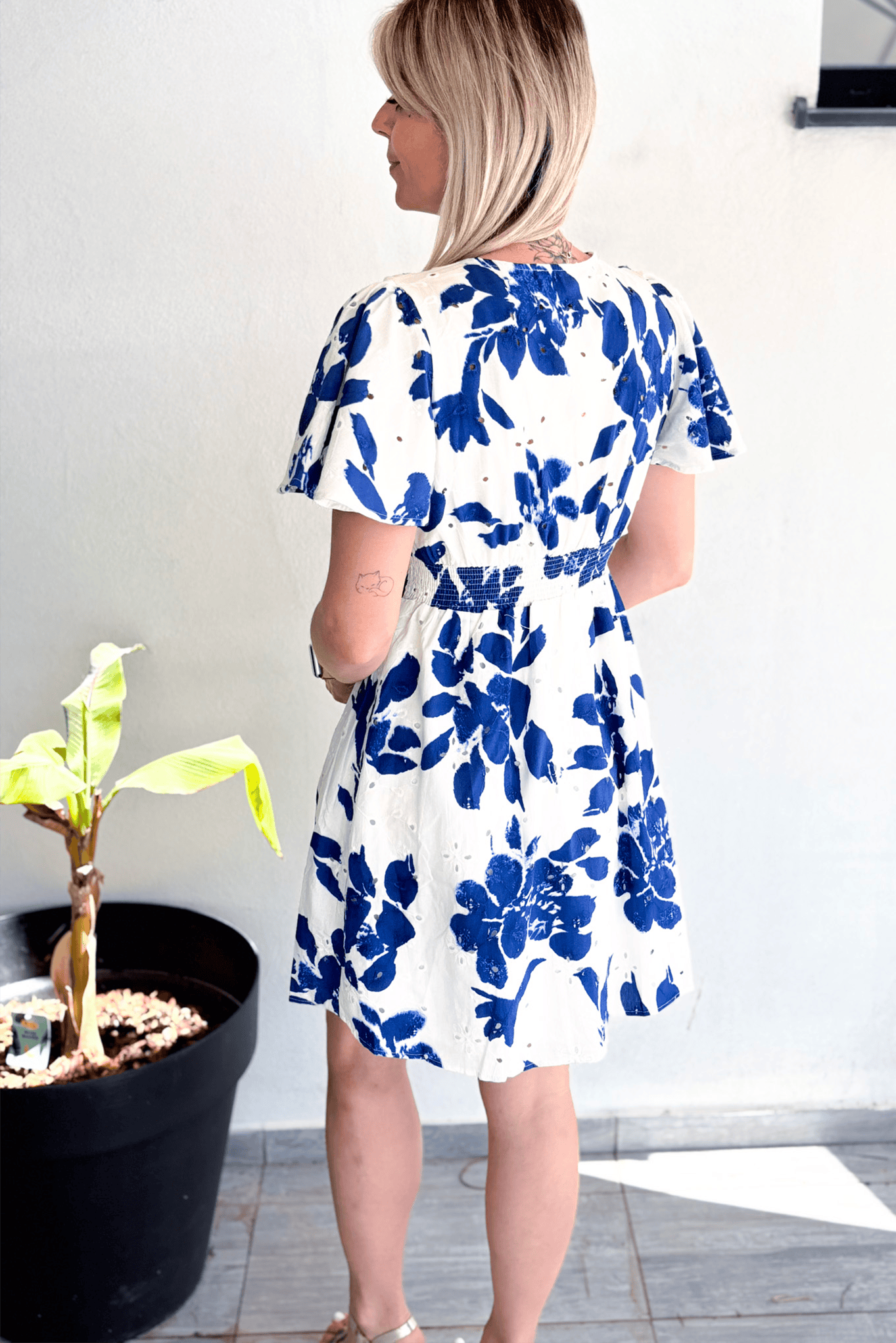 Robe courte blanche fleuri bleu