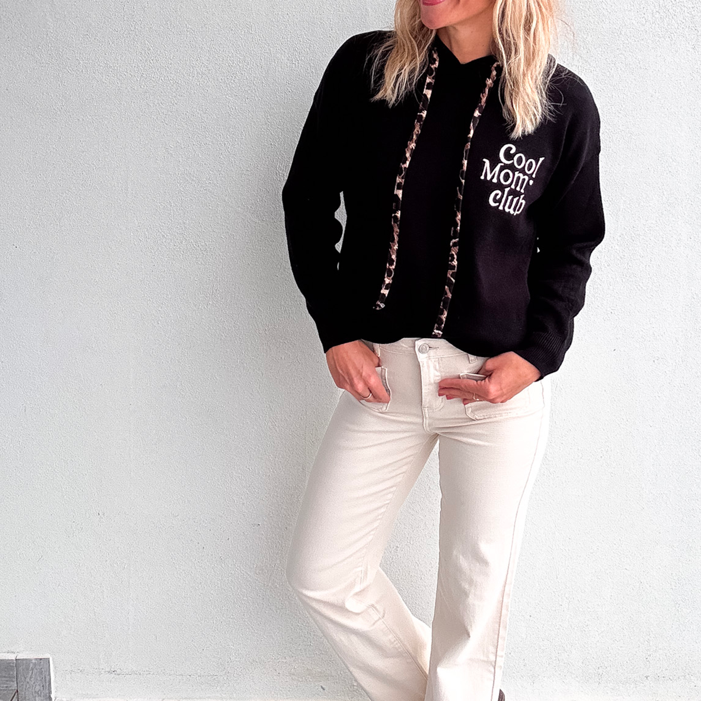 Sweat à Capuche Noir "Cool Mom Club" - Cordon Léopard