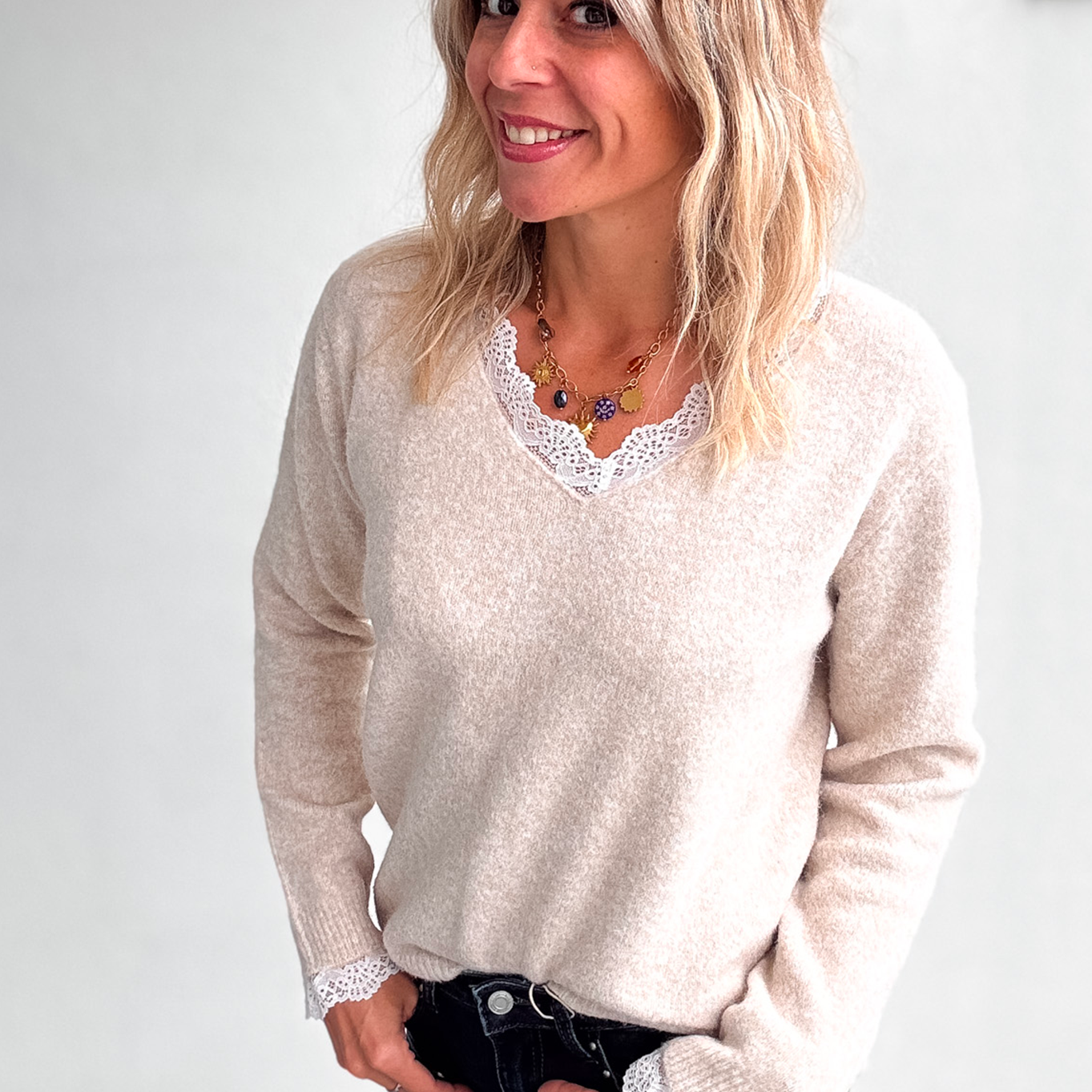 Pull Fin Beige Col V avec Détails en Dentelle la boutique de lydie