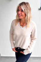 Pull Fin Beige Col V avec Détails en Dentelle la boutique de lydie